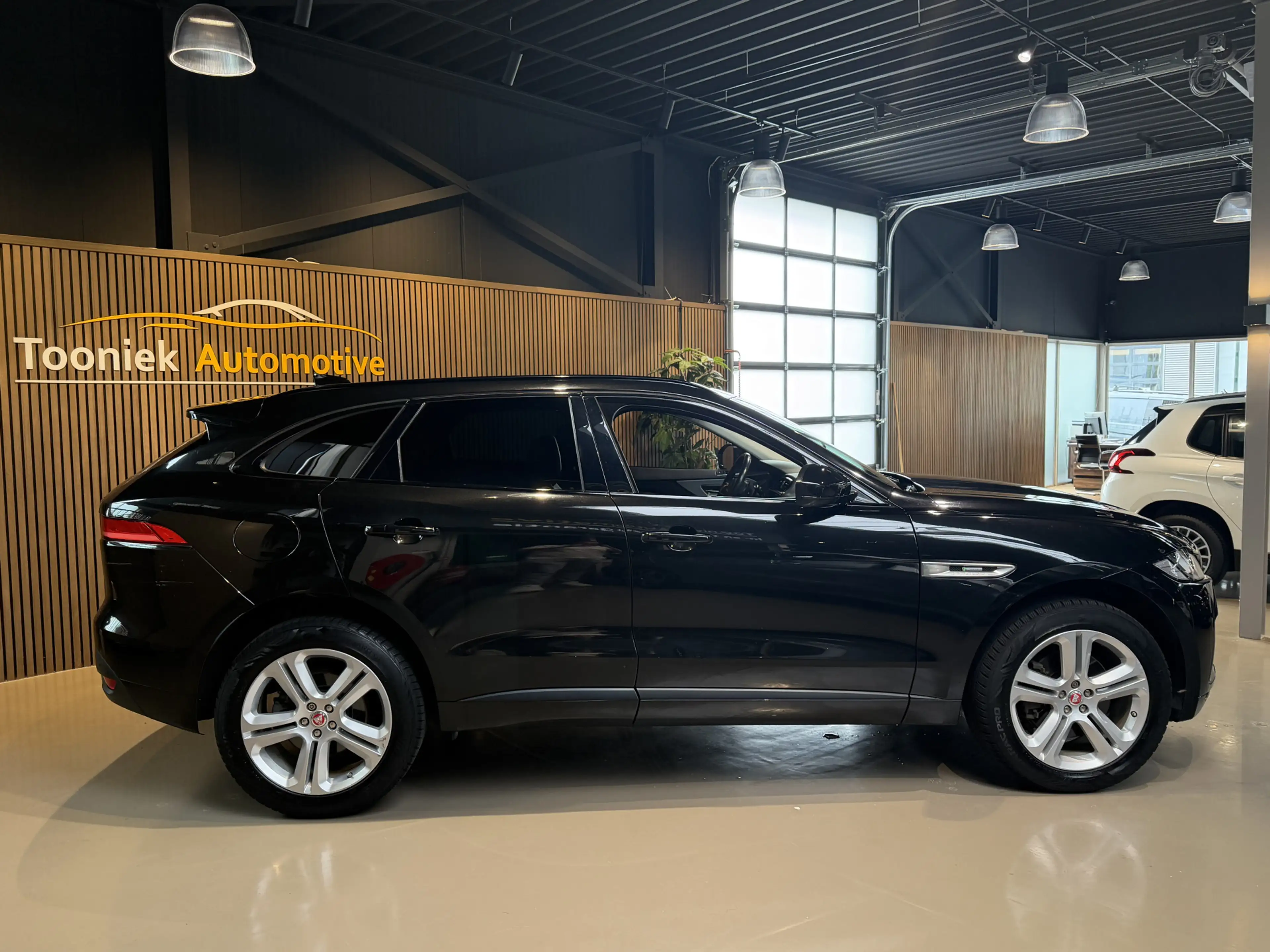 Jaguar F-Pace 2.0 Portfolio AWD 20d — photo 2
