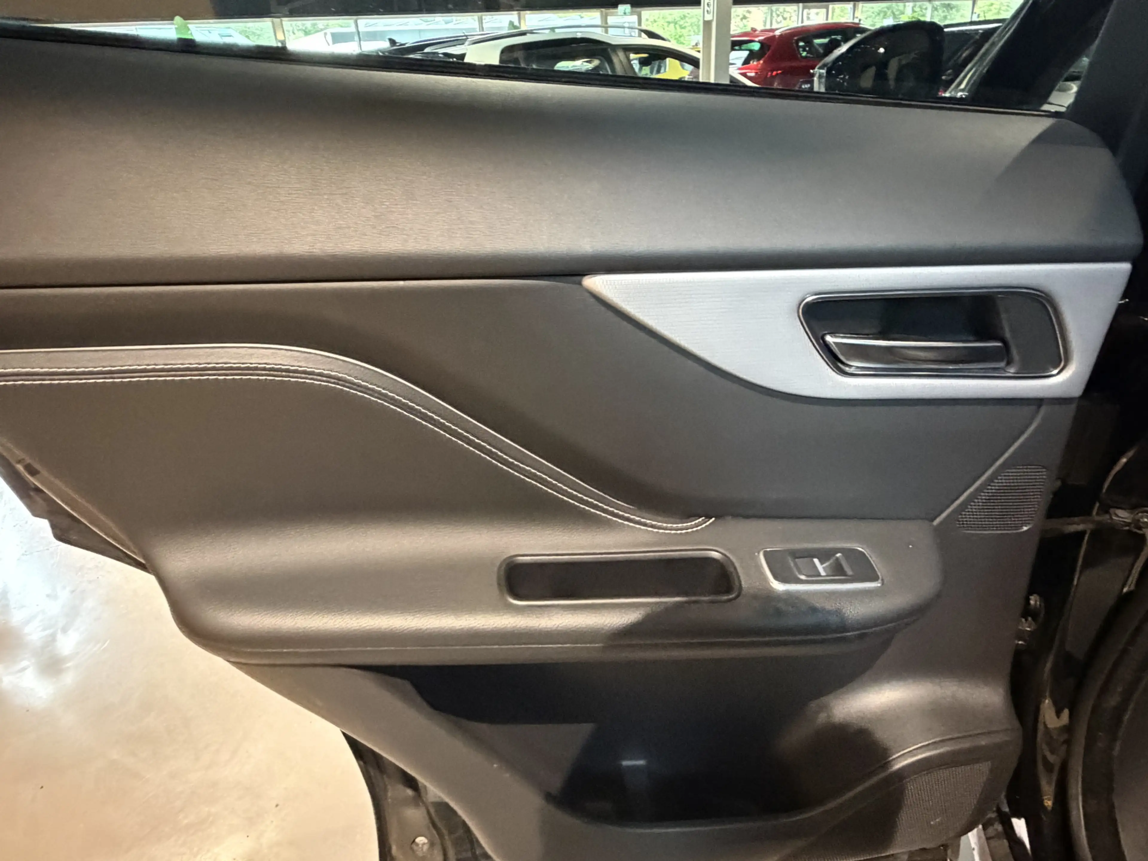 Jaguar F-Pace 2.0 Portfolio AWD 20d — photo 14
