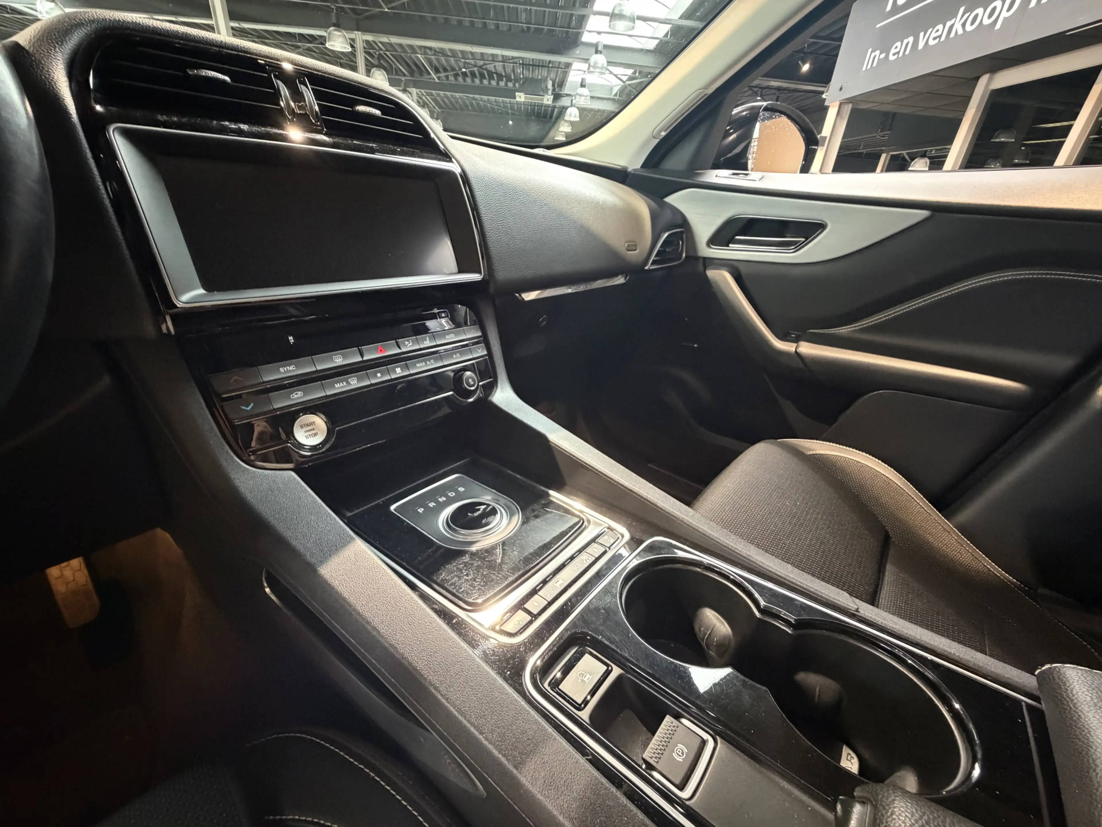 Jaguar F-Pace 2.0 Portfolio AWD 20d — photo 12