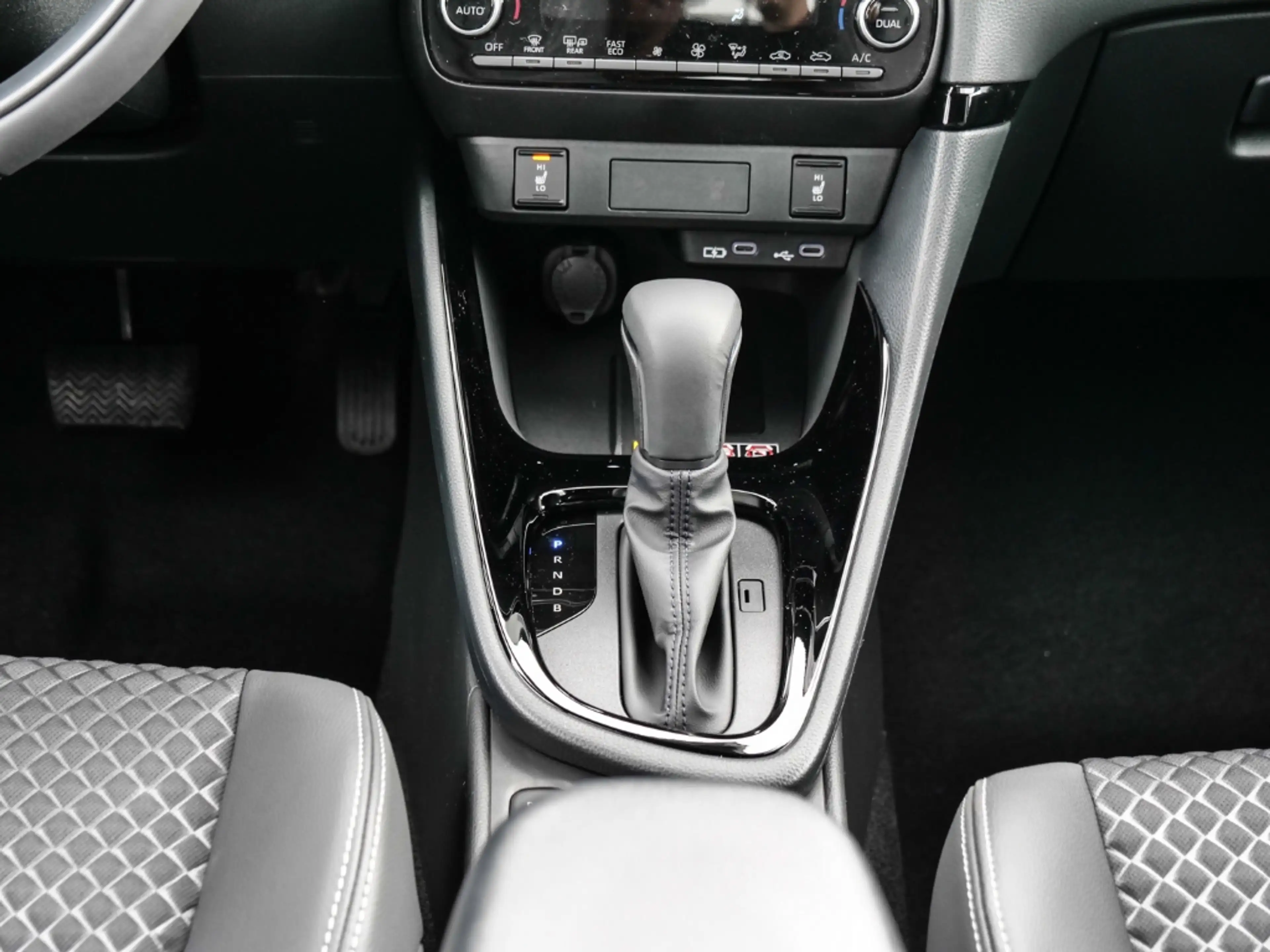 Mazda 2 Homura 1.5L VVT-i 116 PS e-CVT FWD LEDER — photo 11