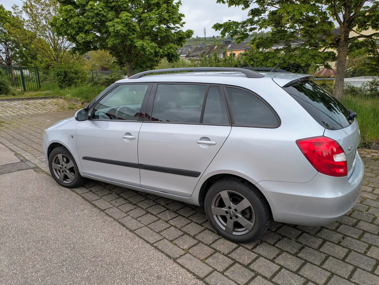 Skoda Fabia Fabia II Combi 1.2 TSI Ambition (TÜV NEU) Grau - 2