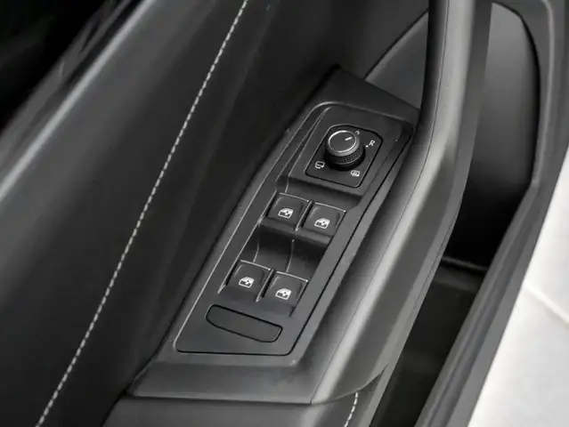 Volkswagen T-Roc view 9