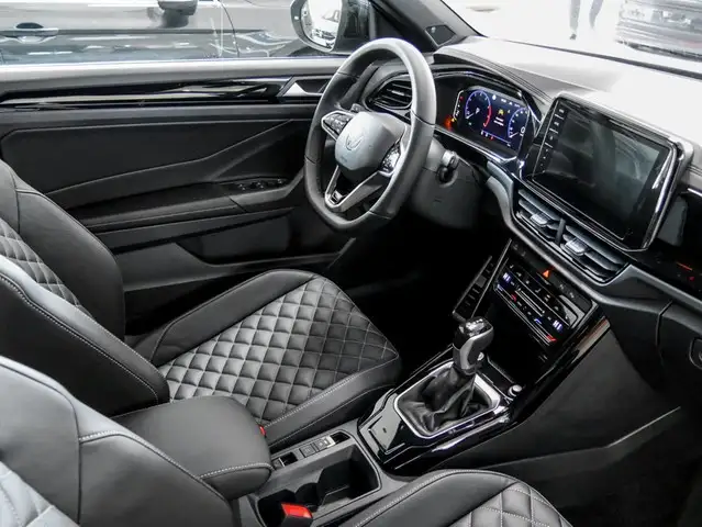 Volkswagen T-Roc view 4