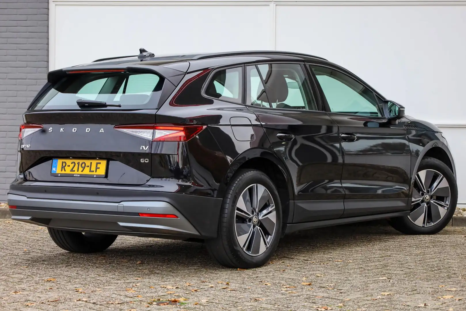 Skoda Enyaq 60 180pk | SoH 93,5% | Stoelverwarming | Parkeers Noir - 2