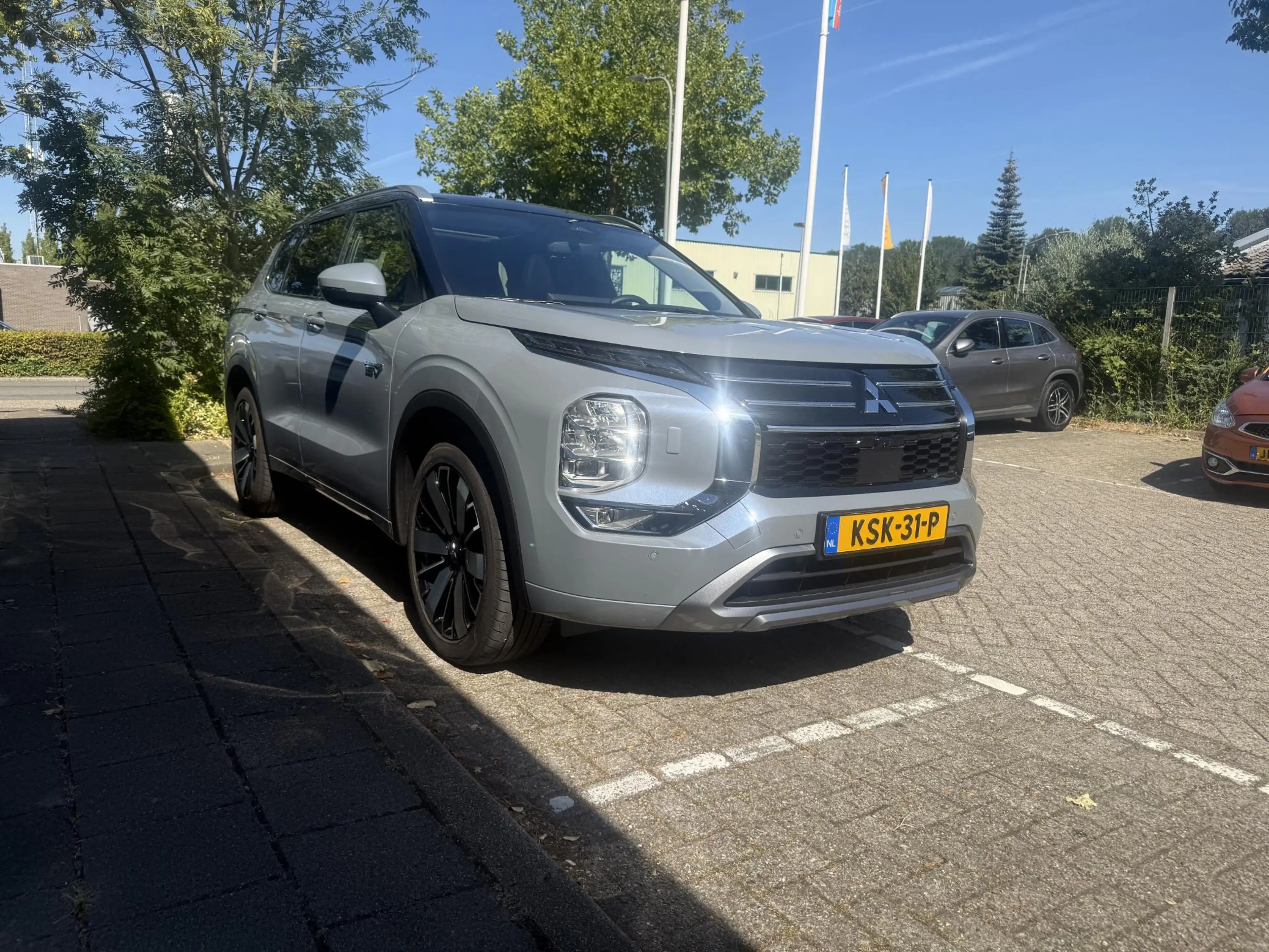 Mitsubishi Outlander 2.4 PHEV Limited Edition — photo 2