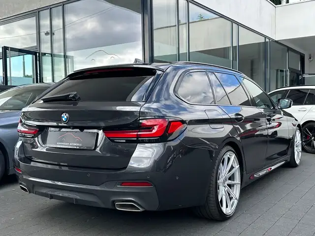 BMW 5 Series view 4