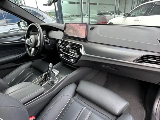 BMW 5 Series view 13