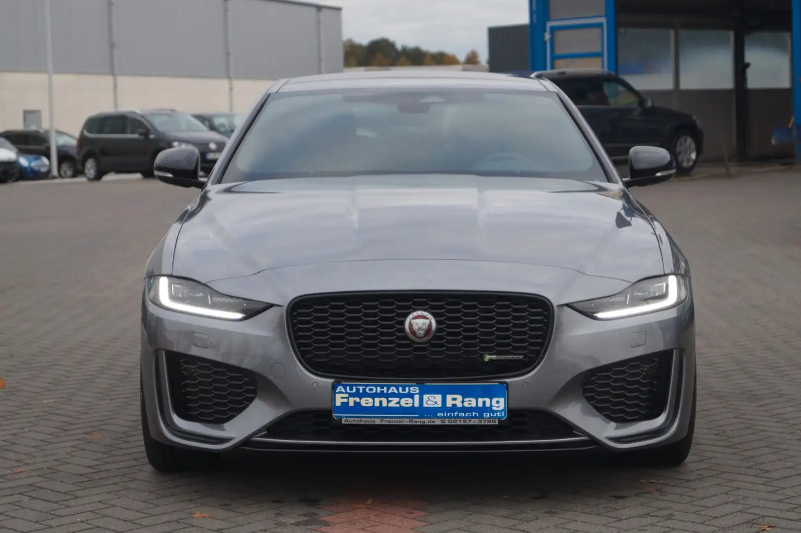 Jaguar XE R-Dynamic Black *Schiebedach*Memory*Kamera* Grau - 2