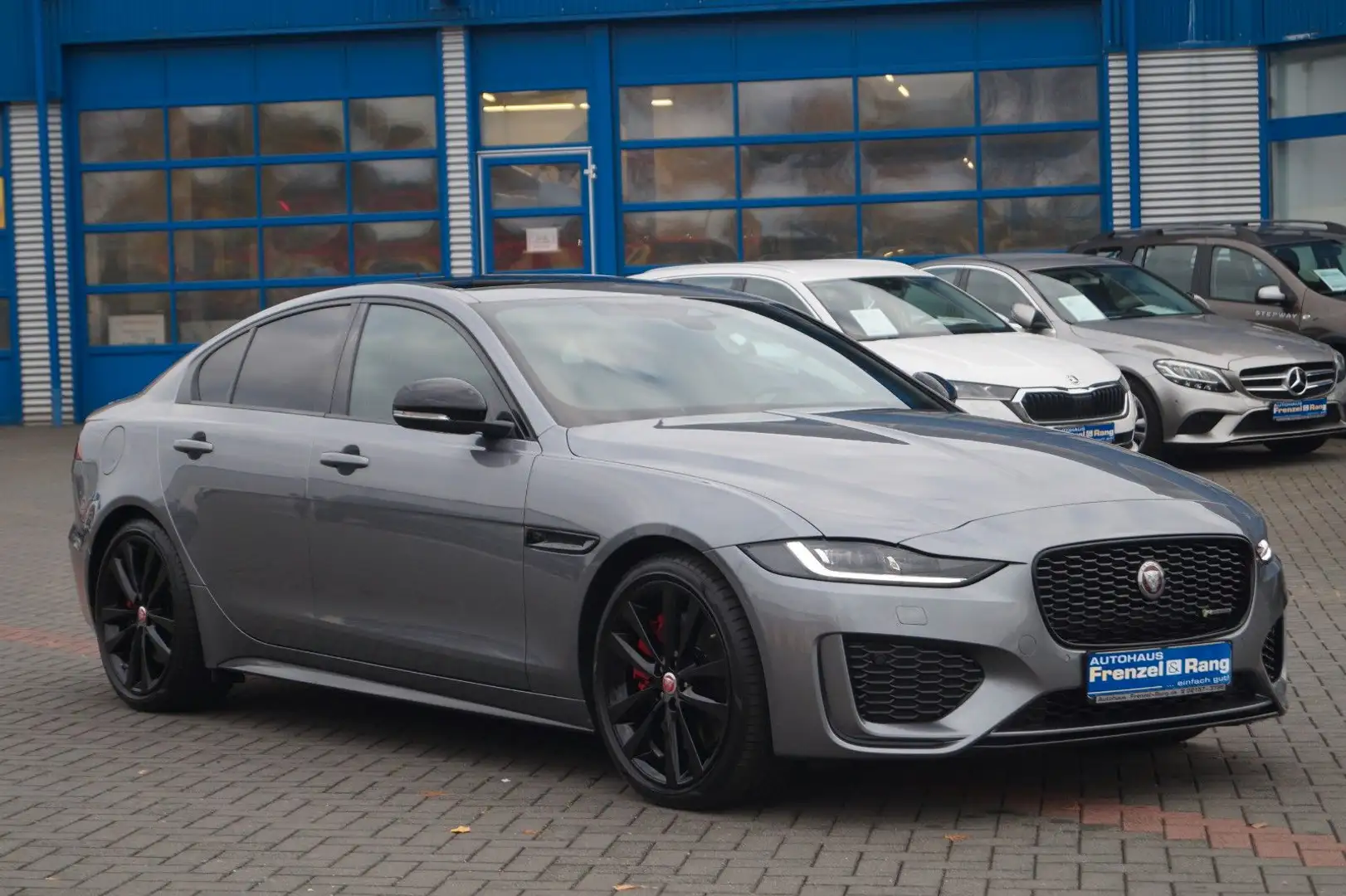 Jaguar XE R-Dynamic Black *Schiebedach*Memory*Kamera* Grau - 1