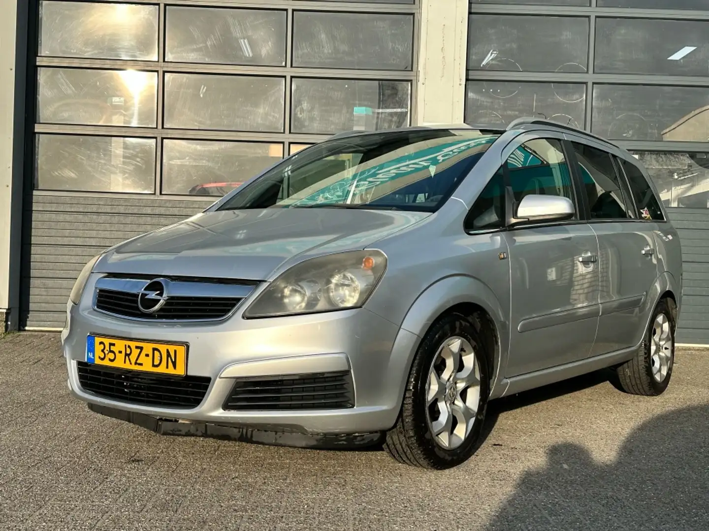 Opel Zafira 2.2 Cosmo Grijs - 2