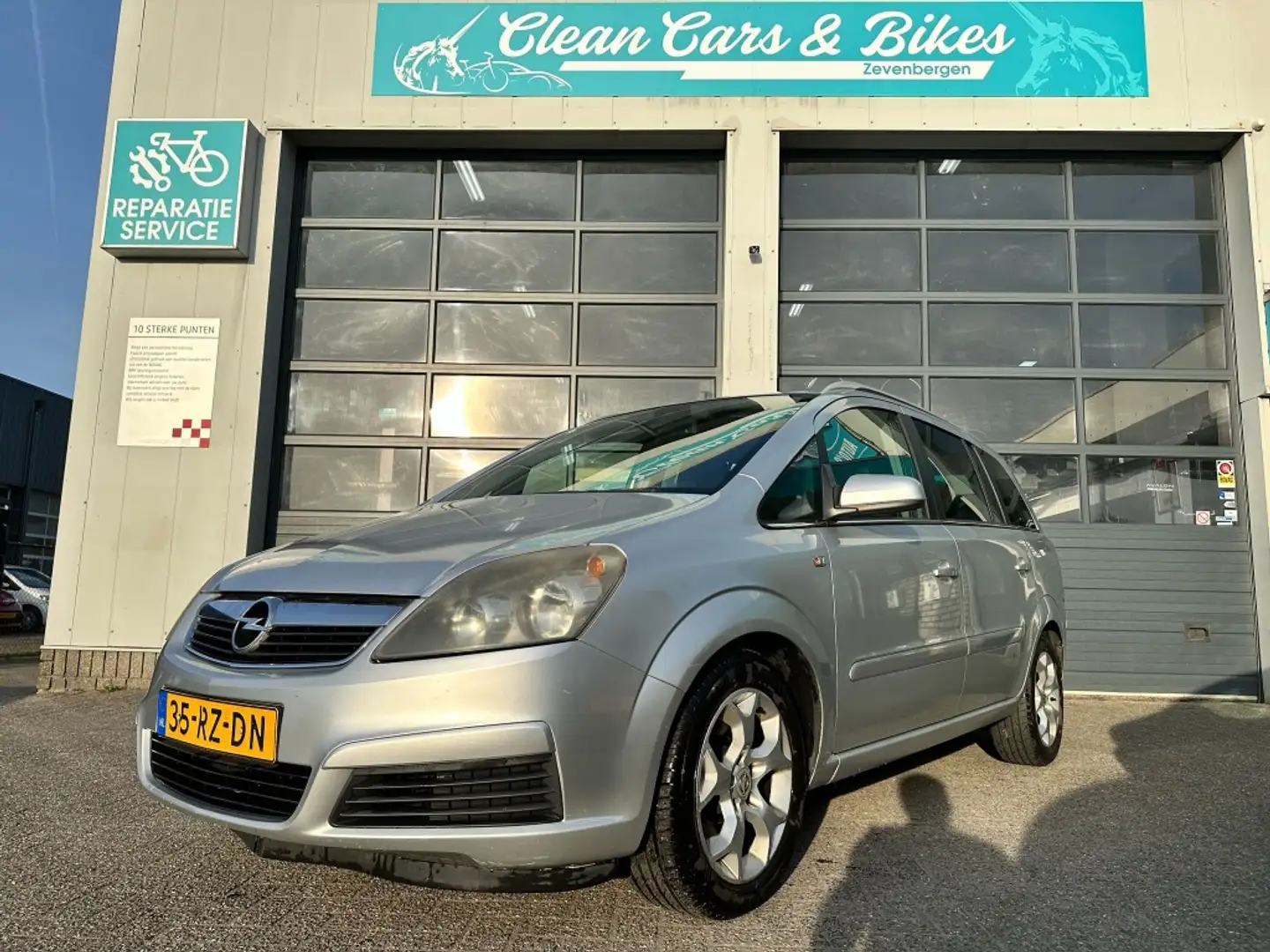 Opel Zafira 2.2 Cosmo Grijs - 1
