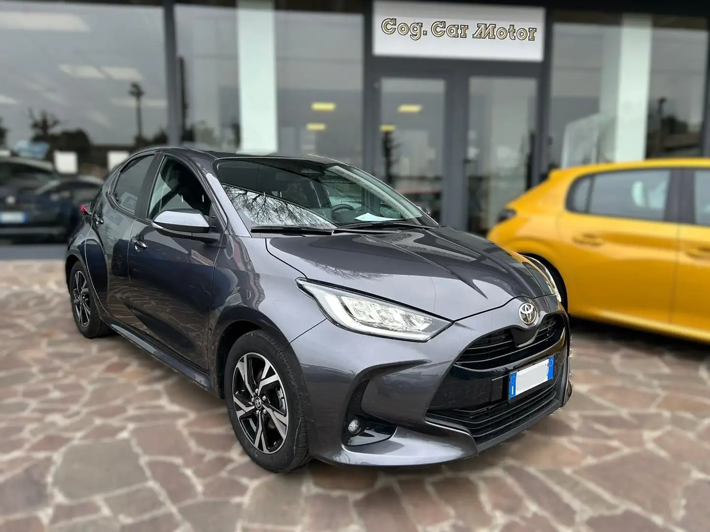 Toyota Yaris Yaris 1.5h Trend Grau - 2