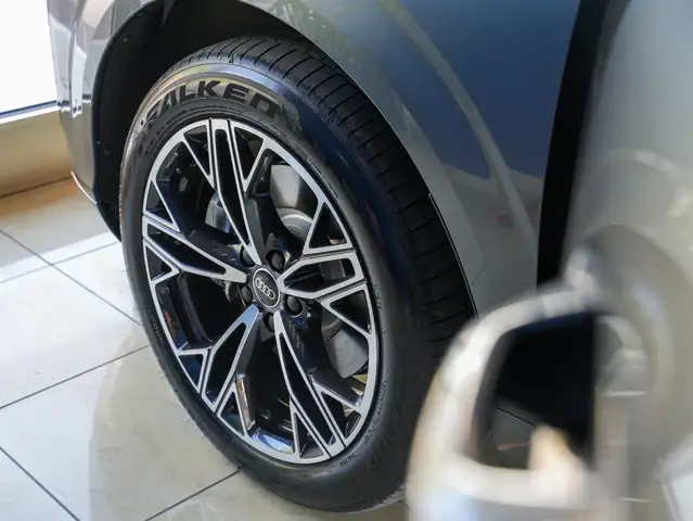 Audi Q3 view 8