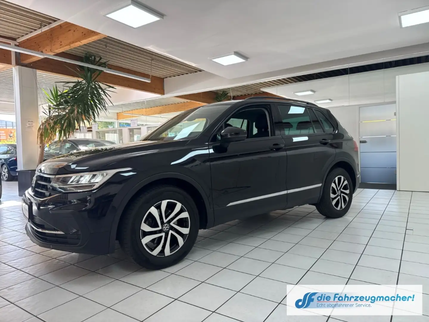 Volkswagen Tiguan Life 1.5 TSI BMT Start-Stopp EU6d AHK-klappbar Nav Nero - 2