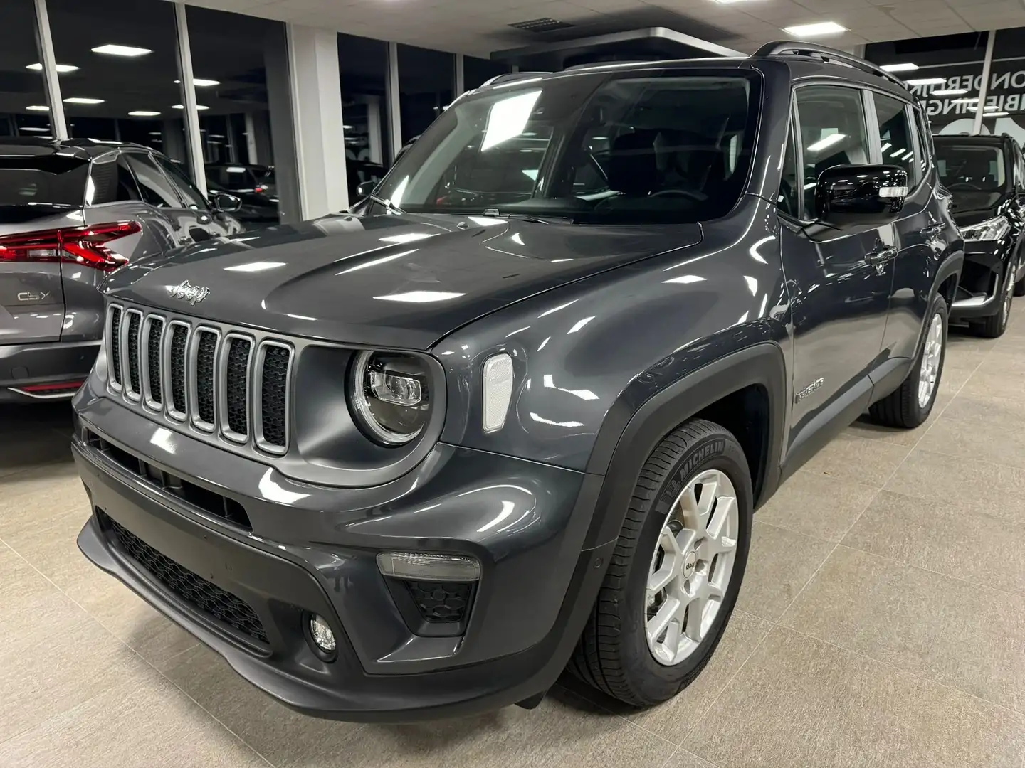 Jeep Renegade 1.5 T4 MHEV Altitude DCT8 Grijs - 1