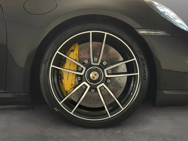 Porsche 911 view 9