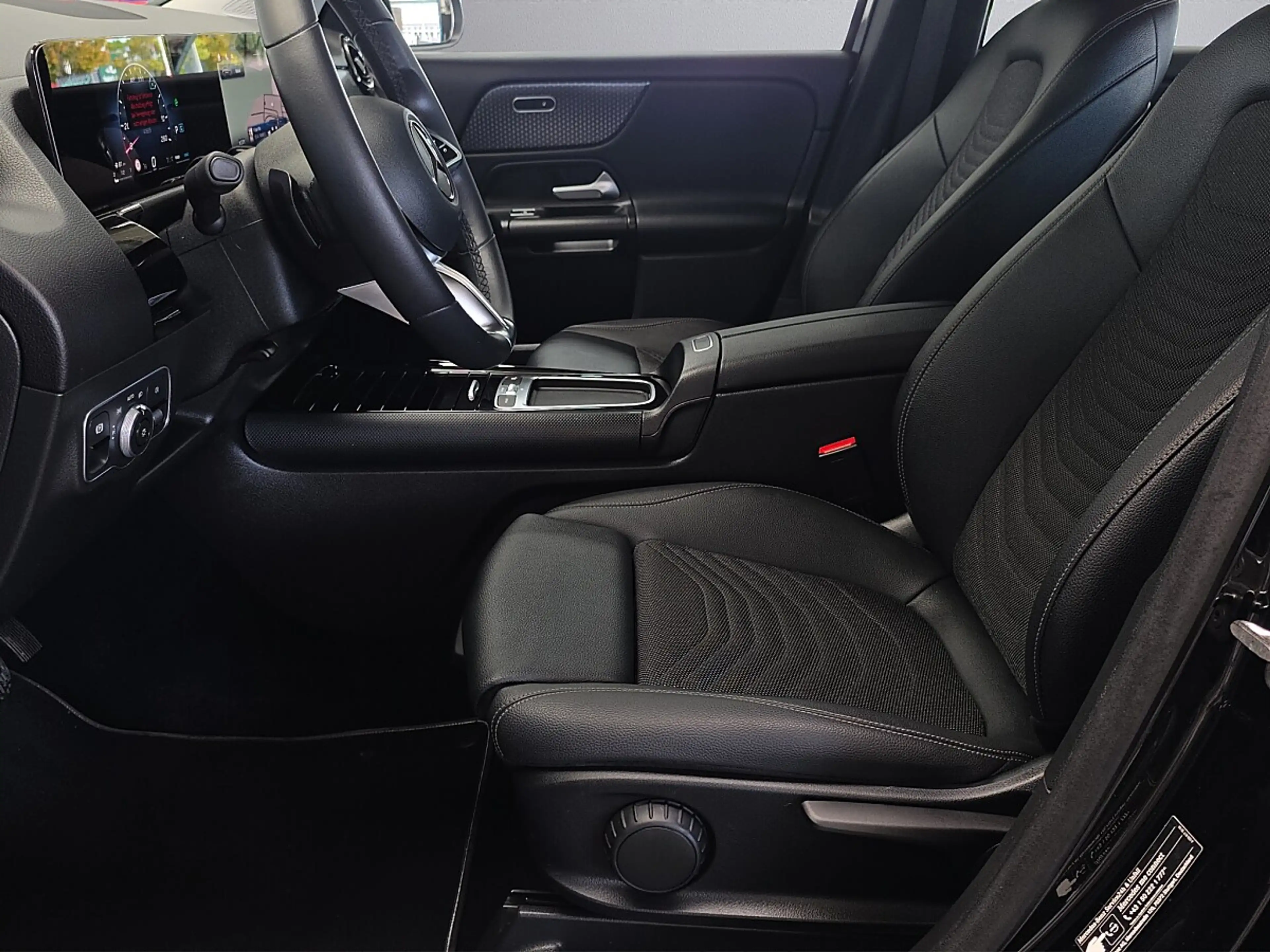 Mercedes-Benz GLA 180 Österreich-Edition Aut.*1.BESITZ/LED/NAVI* — photo 12