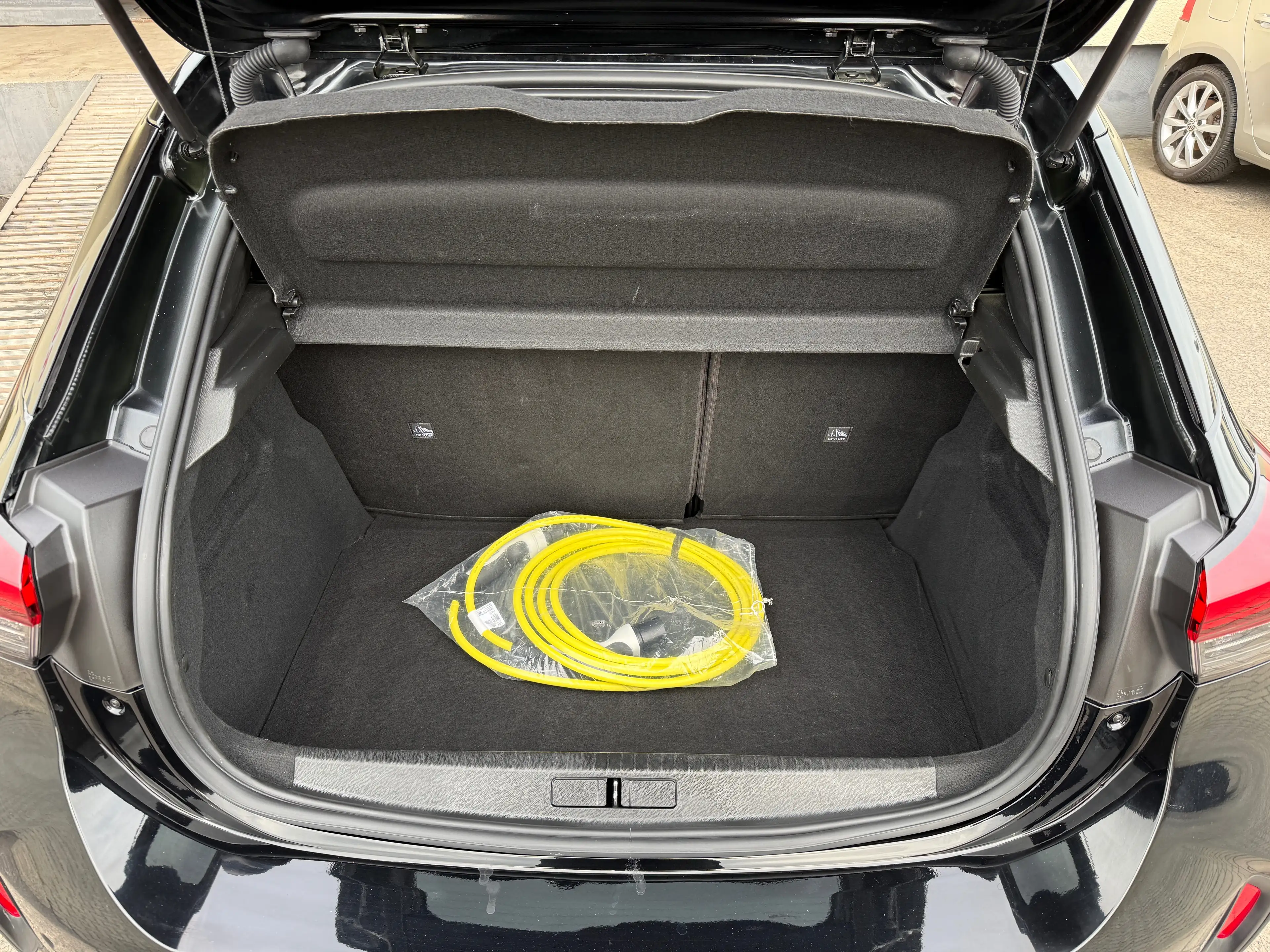 Opel Corsa-e Ultimate 11Kw *SOH*HU Neu*Garantie*1. Hand*SHZ*PDC — photo 6