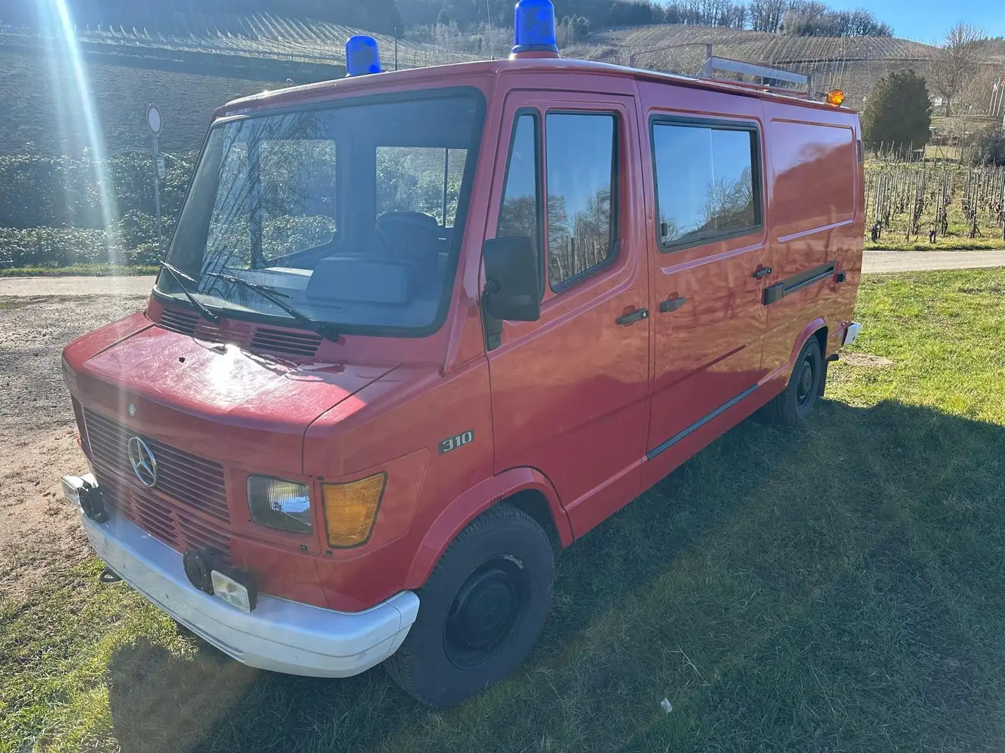 Mercedes-Benz 210/310 ehem. Feuerwehr Червоний - 1