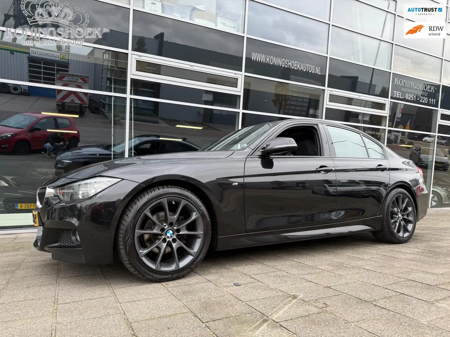 BMW 318 3-serie 318i M Sport Executive Zwart - 1