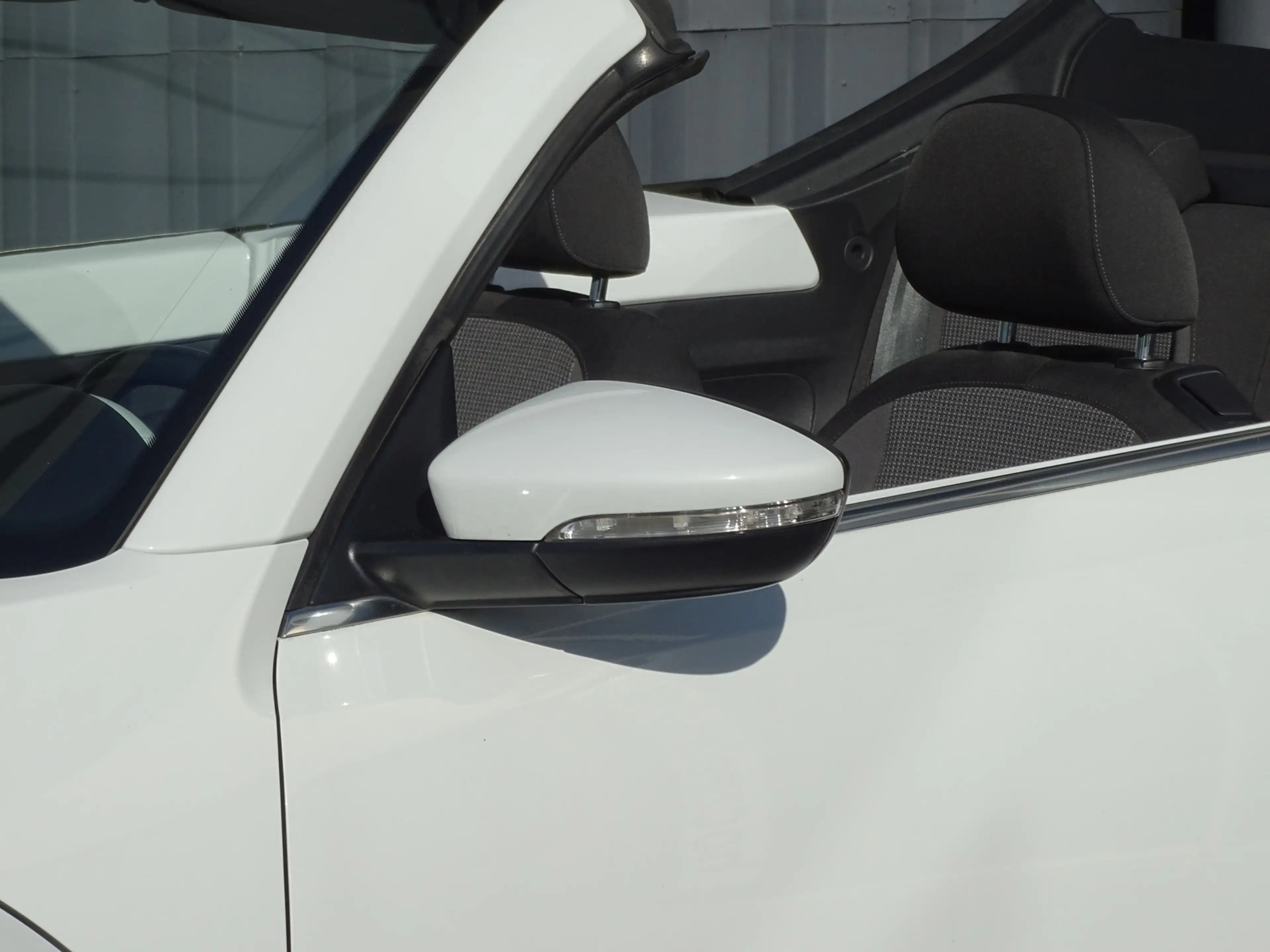 Volkswagen Beetle Cabriolet 1.2 TSI Design BlueMotion — photo 35