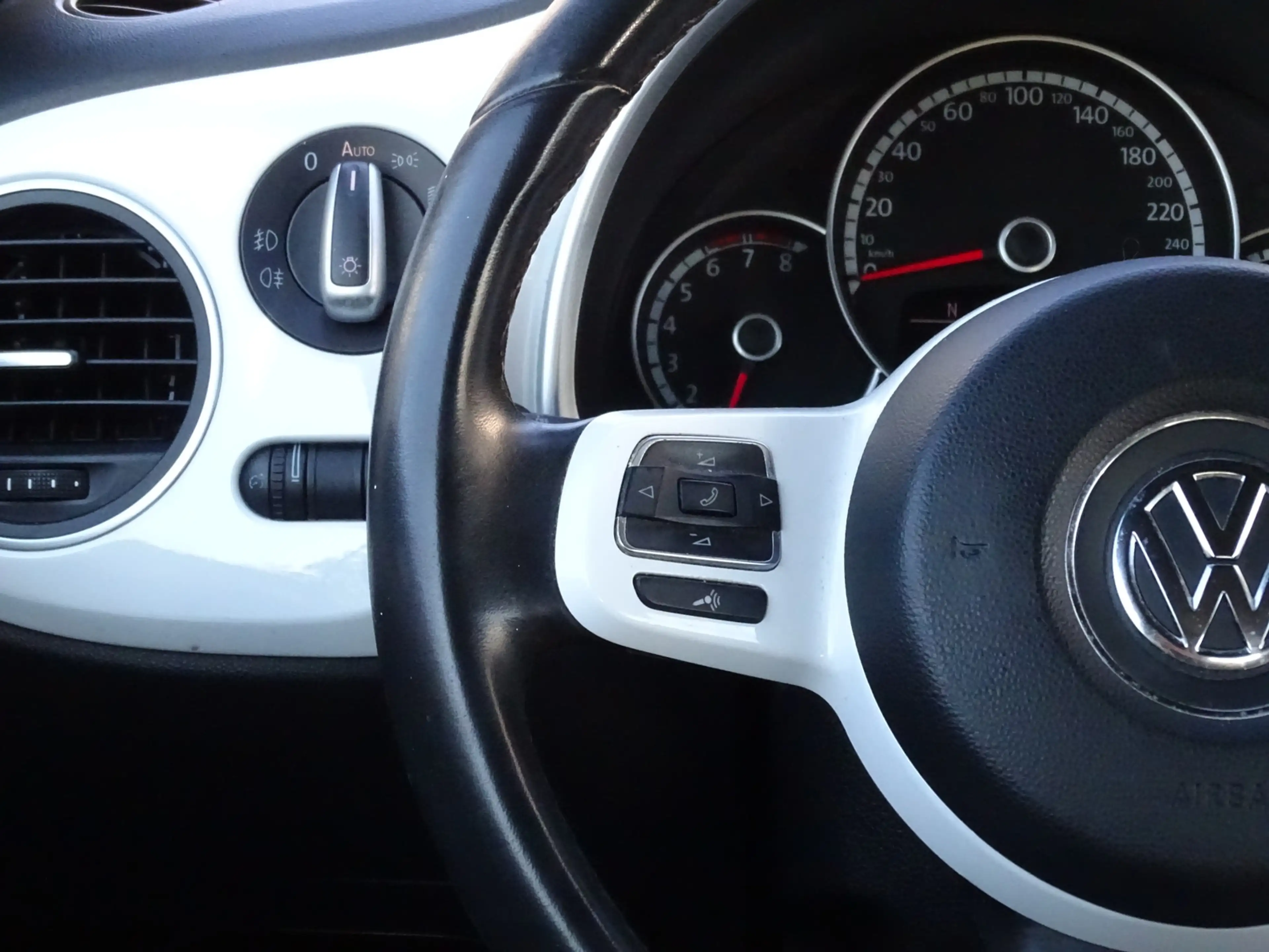 Volkswagen Beetle Cabriolet 1.2 TSI Design BlueMotion — photo 18