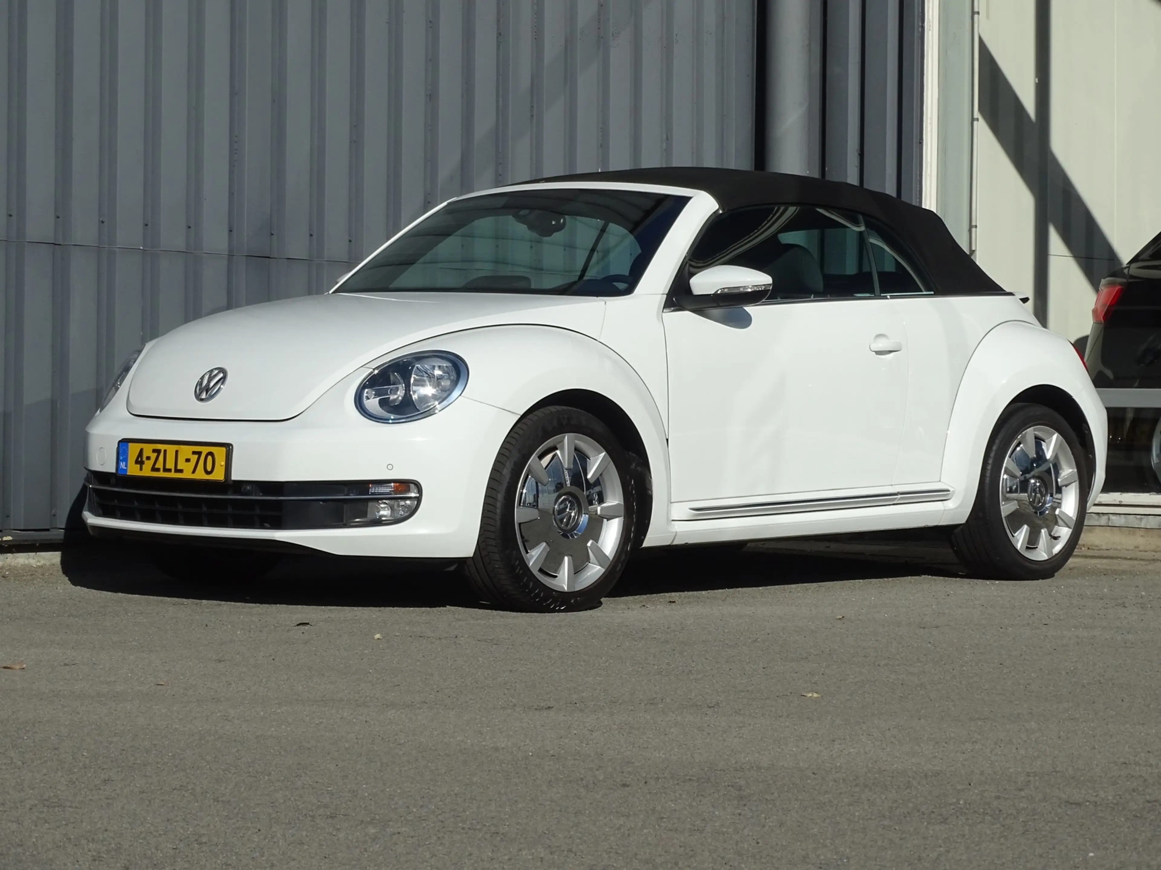 Volkswagen Beetle Cabriolet 1.2 TSI Design BlueMotion — photo 26