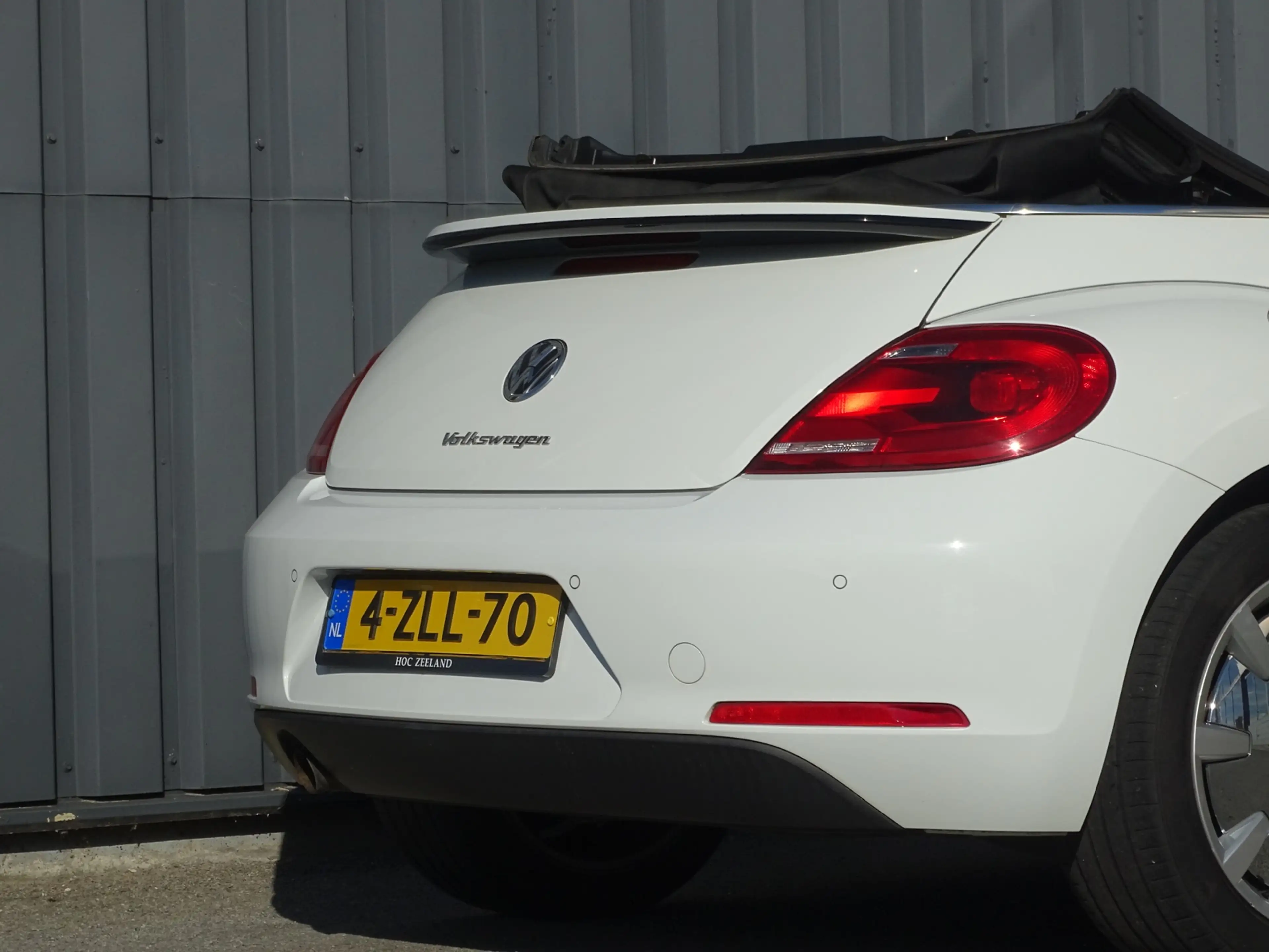 Volkswagen Beetle Cabriolet 1.2 TSI Design BlueMotion — photo 41