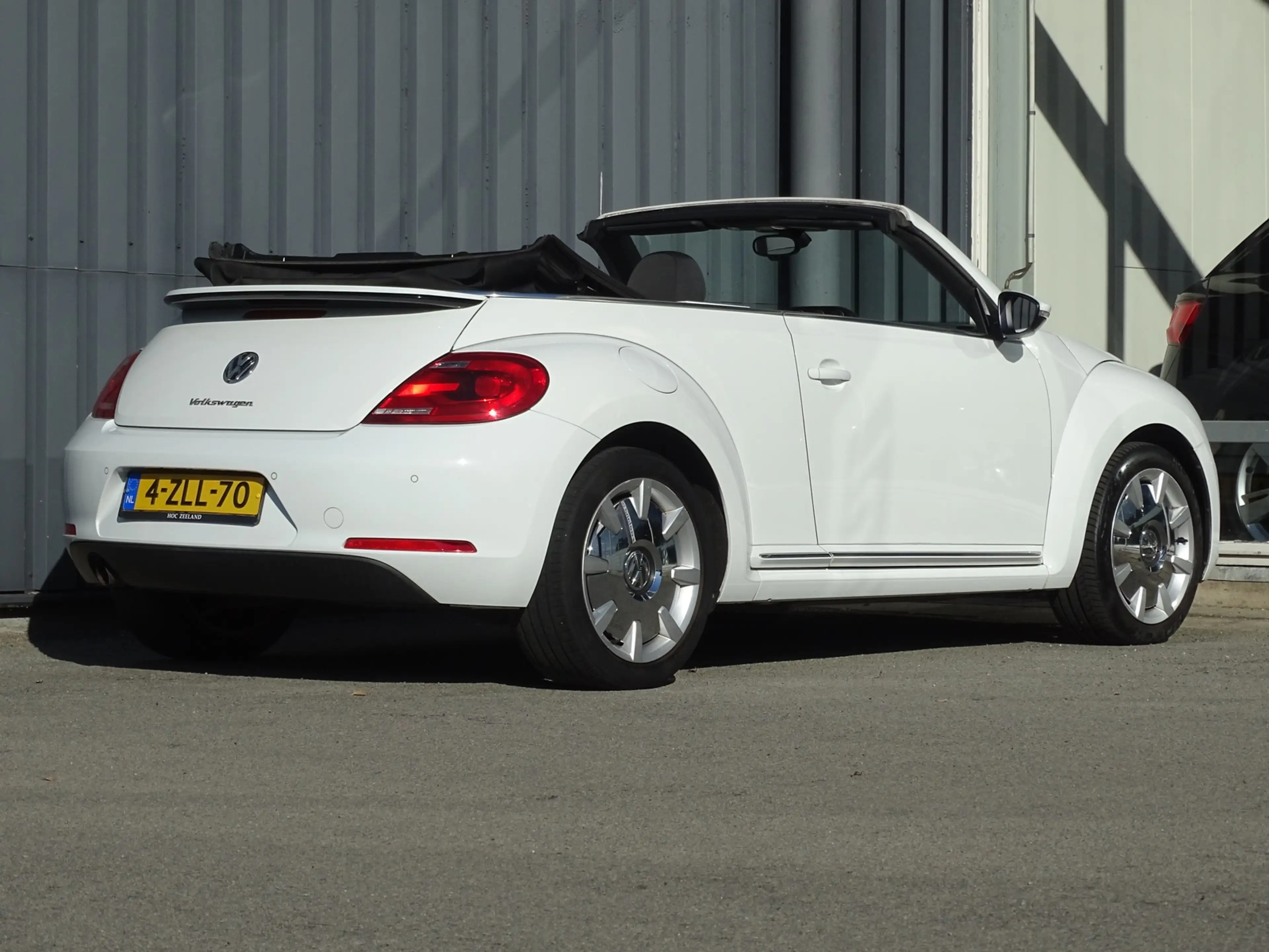 Volkswagen Beetle Cabriolet 1.2 TSI Design BlueMotion — photo 3