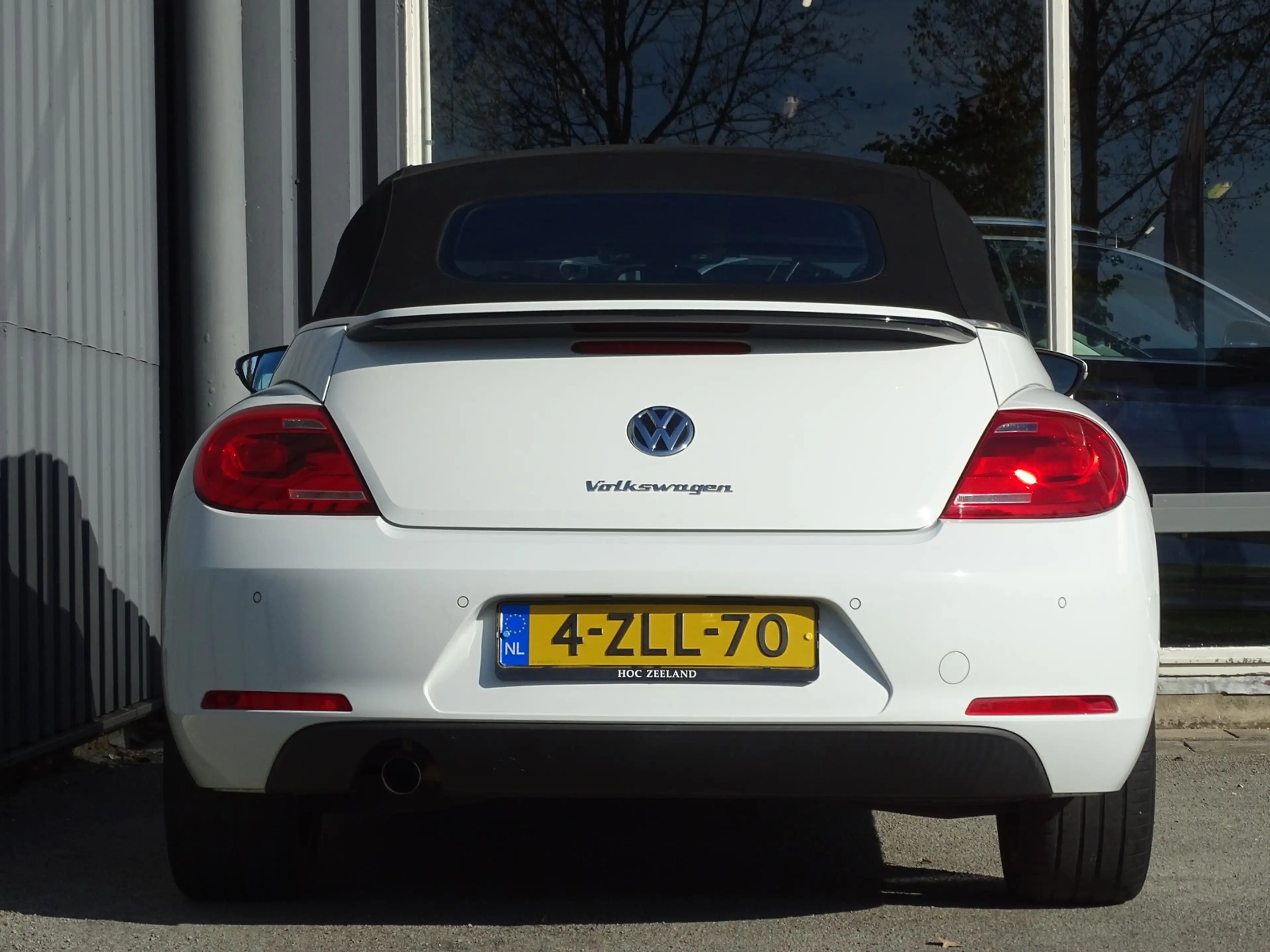 Volkswagen Beetle Cabriolet 1.2 TSI Design BlueMotion — photo 36
