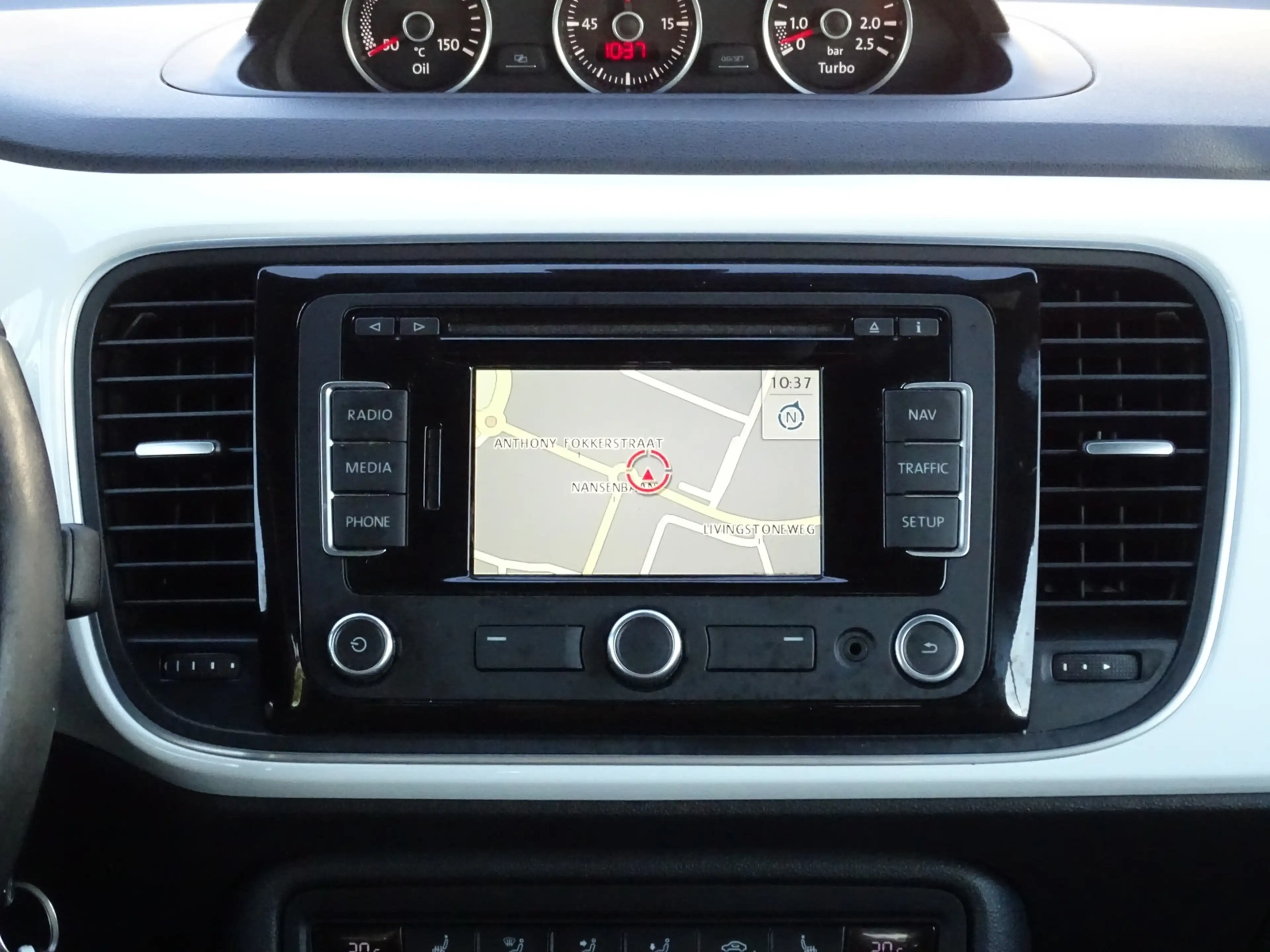 Volkswagen Beetle Cabriolet 1.2 TSI Design BlueMotion — photo 16