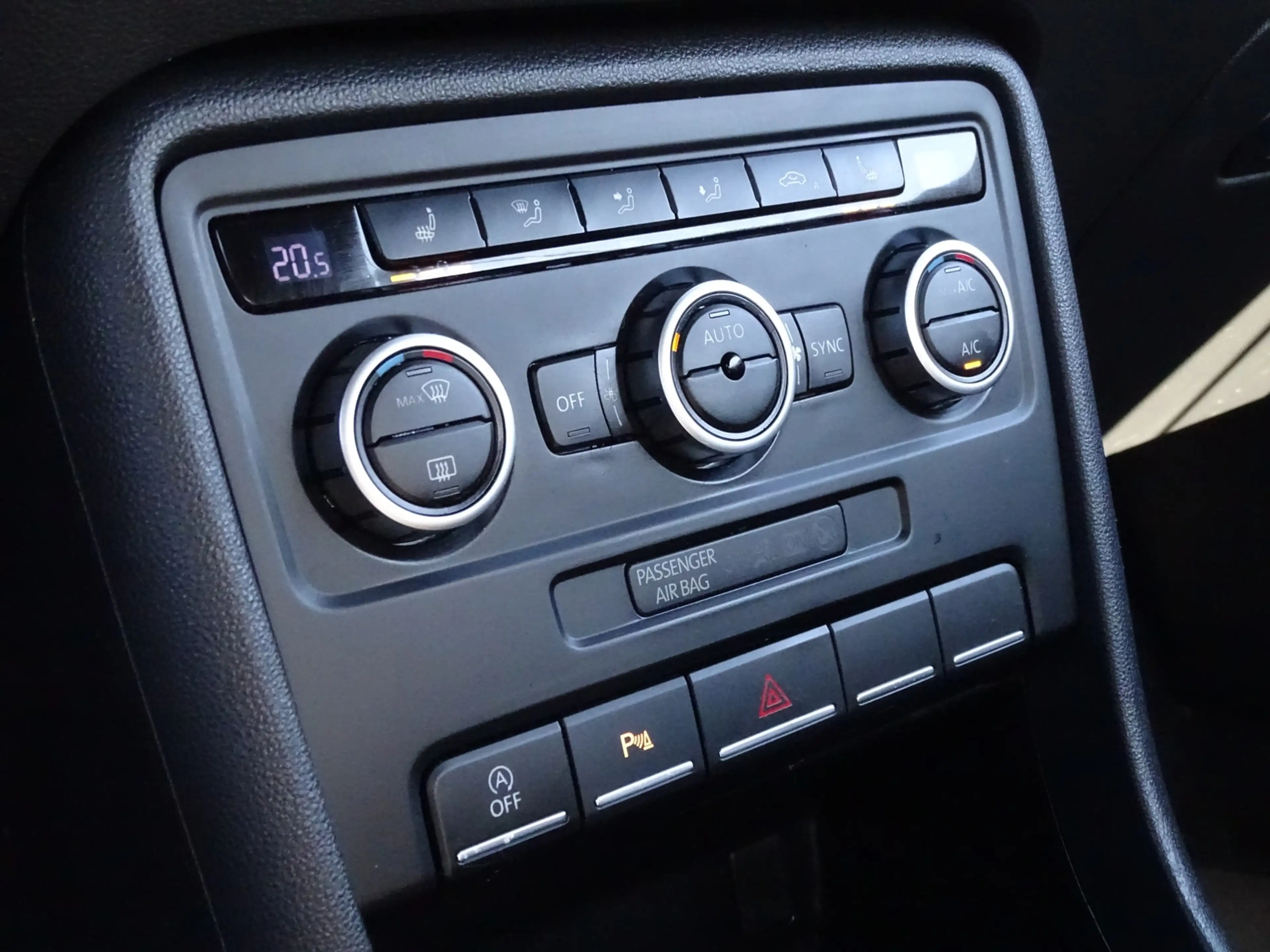 Volkswagen Beetle Cabriolet 1.2 TSI Design BlueMotion — photo 22