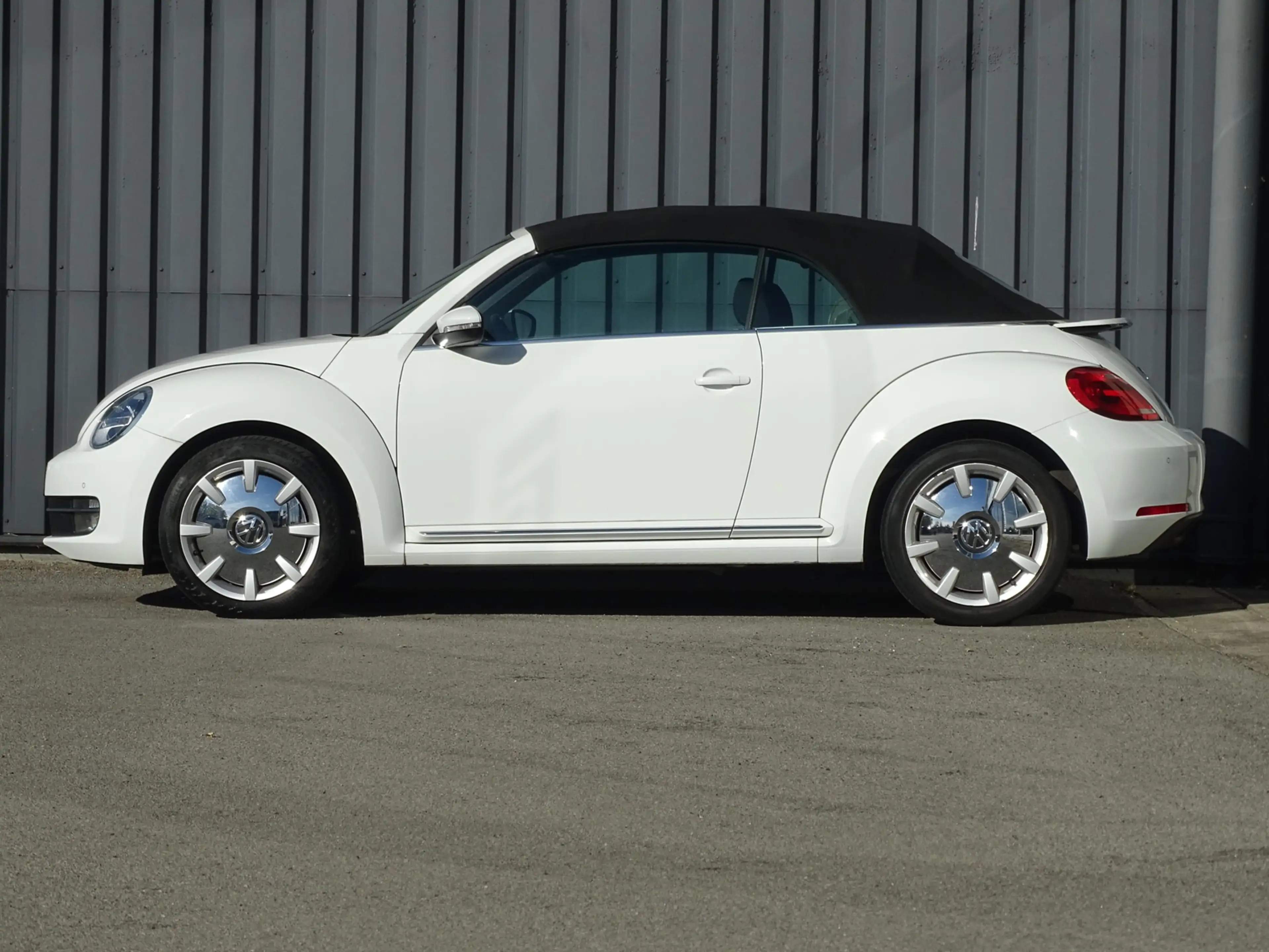 Volkswagen Beetle Cabriolet 1.2 TSI Design BlueMotion — photo 27