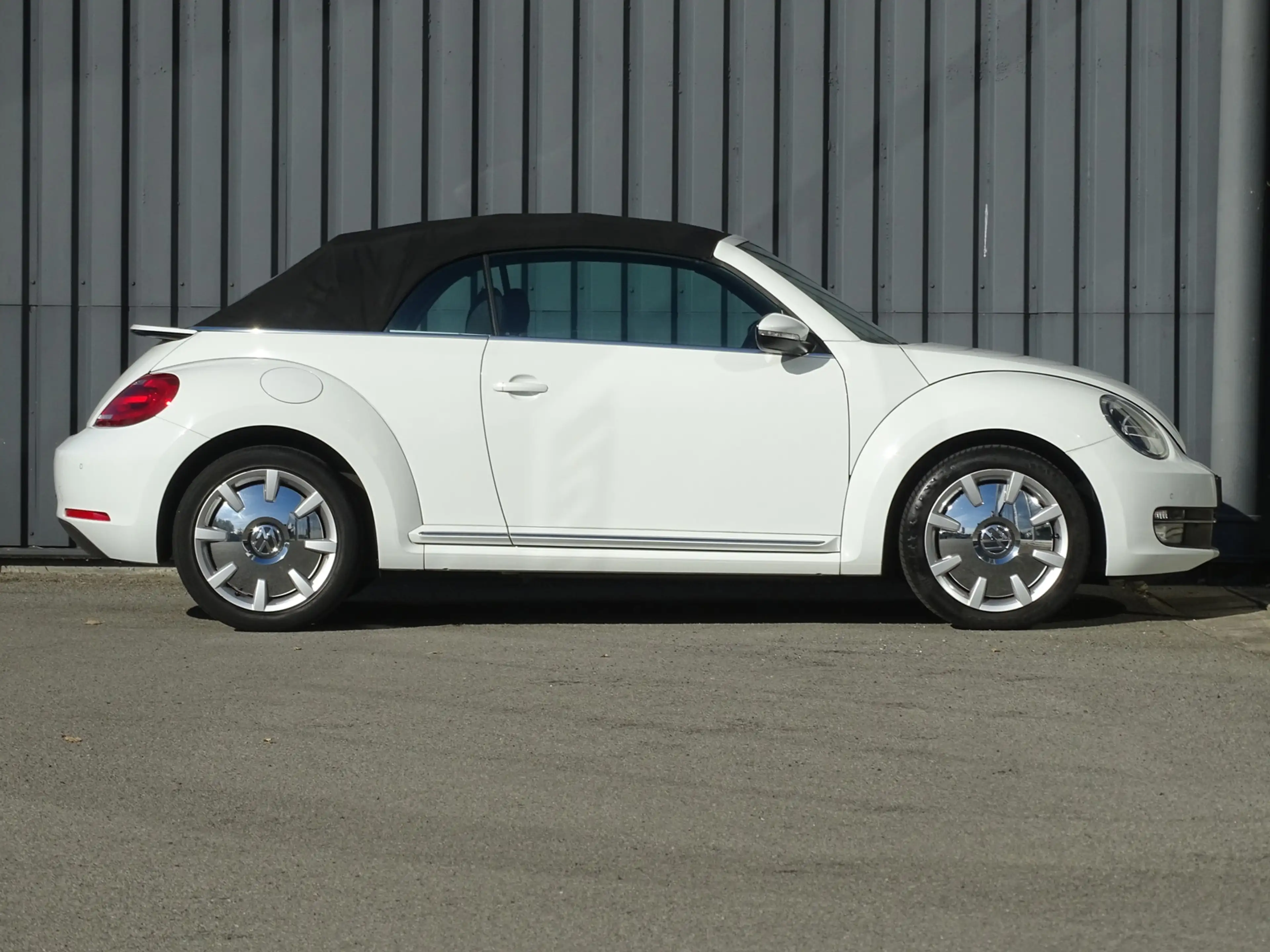 Volkswagen Beetle Cabriolet 1.2 TSI Design BlueMotion — photo 29