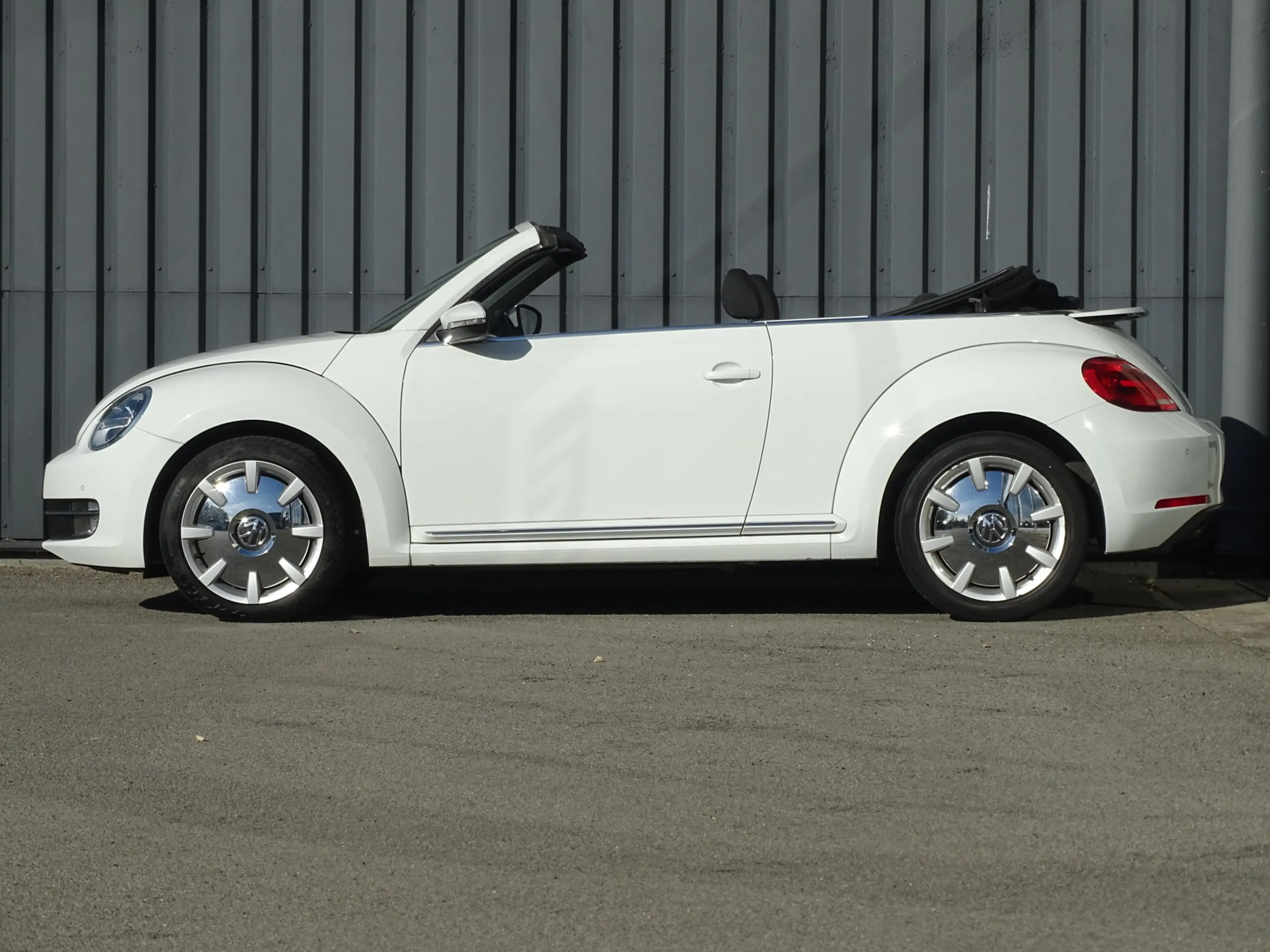 Volkswagen Beetle Cabriolet 1.2 TSI Design BlueMotion — photo 2