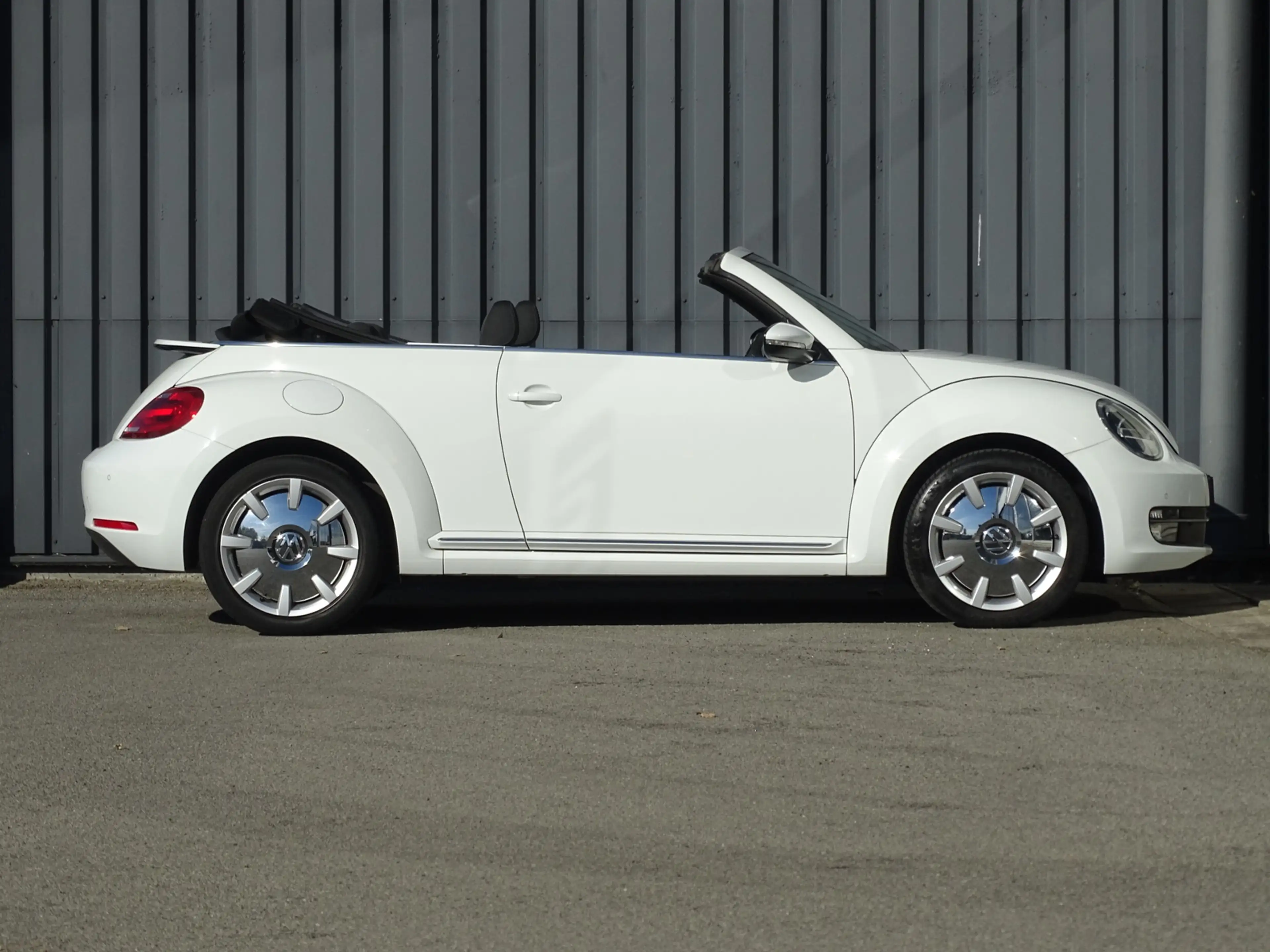 Volkswagen Beetle Cabriolet 1.2 TSI Design BlueMotion — photo 4
