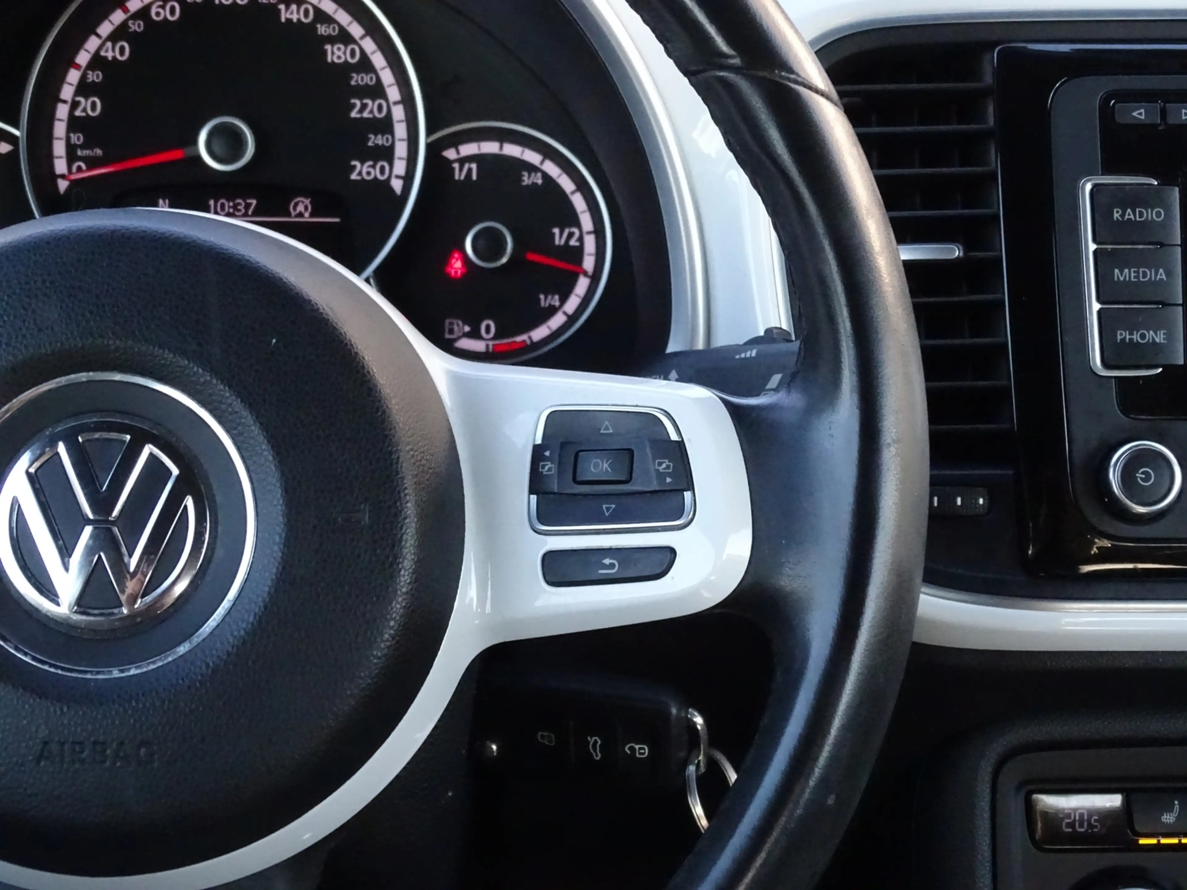 Volkswagen Beetle Cabriolet 1.2 TSI Design BlueMotion — photo 19