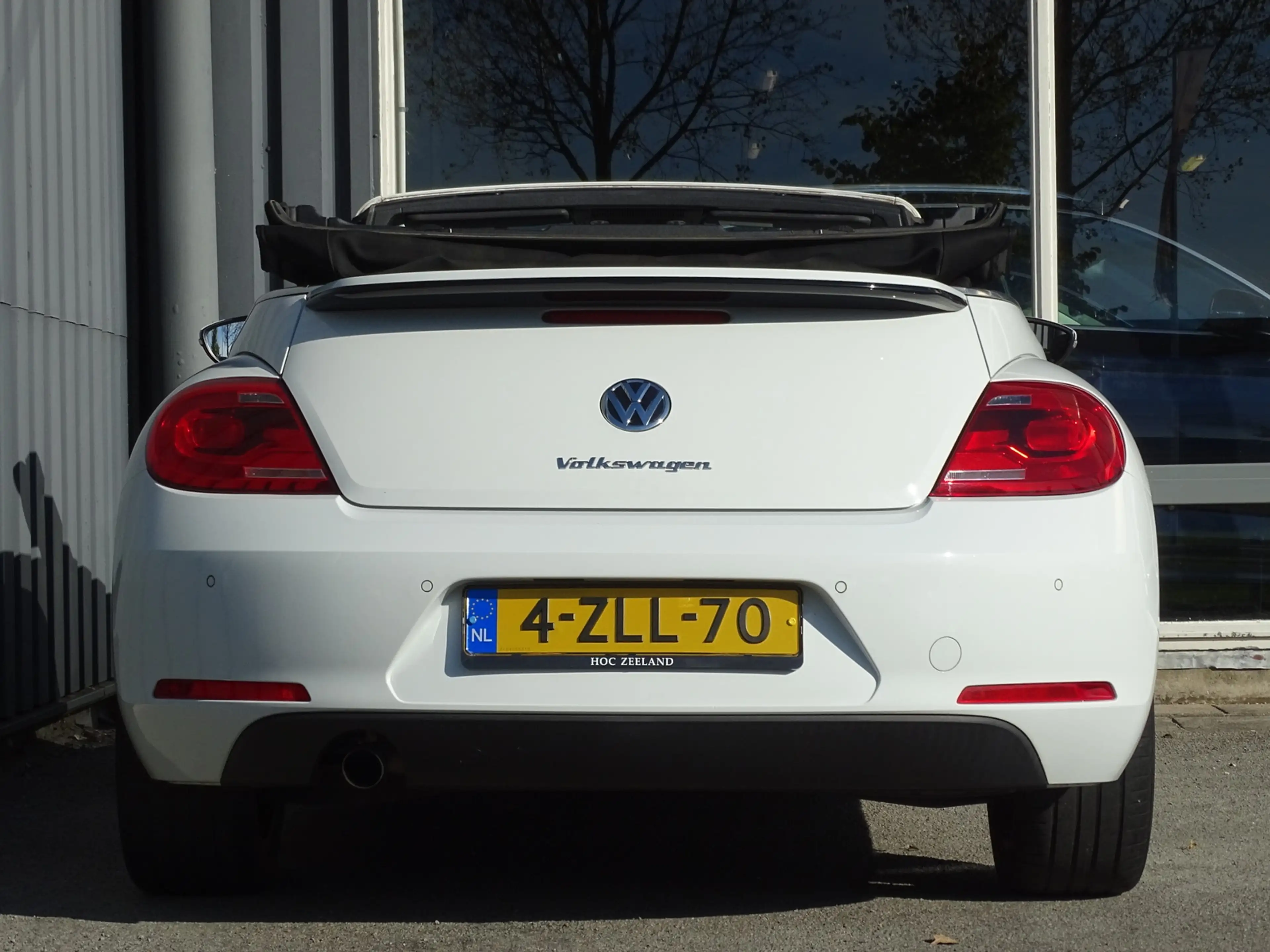 Volkswagen Beetle Cabriolet 1.2 TSI Design BlueMotion — photo 38