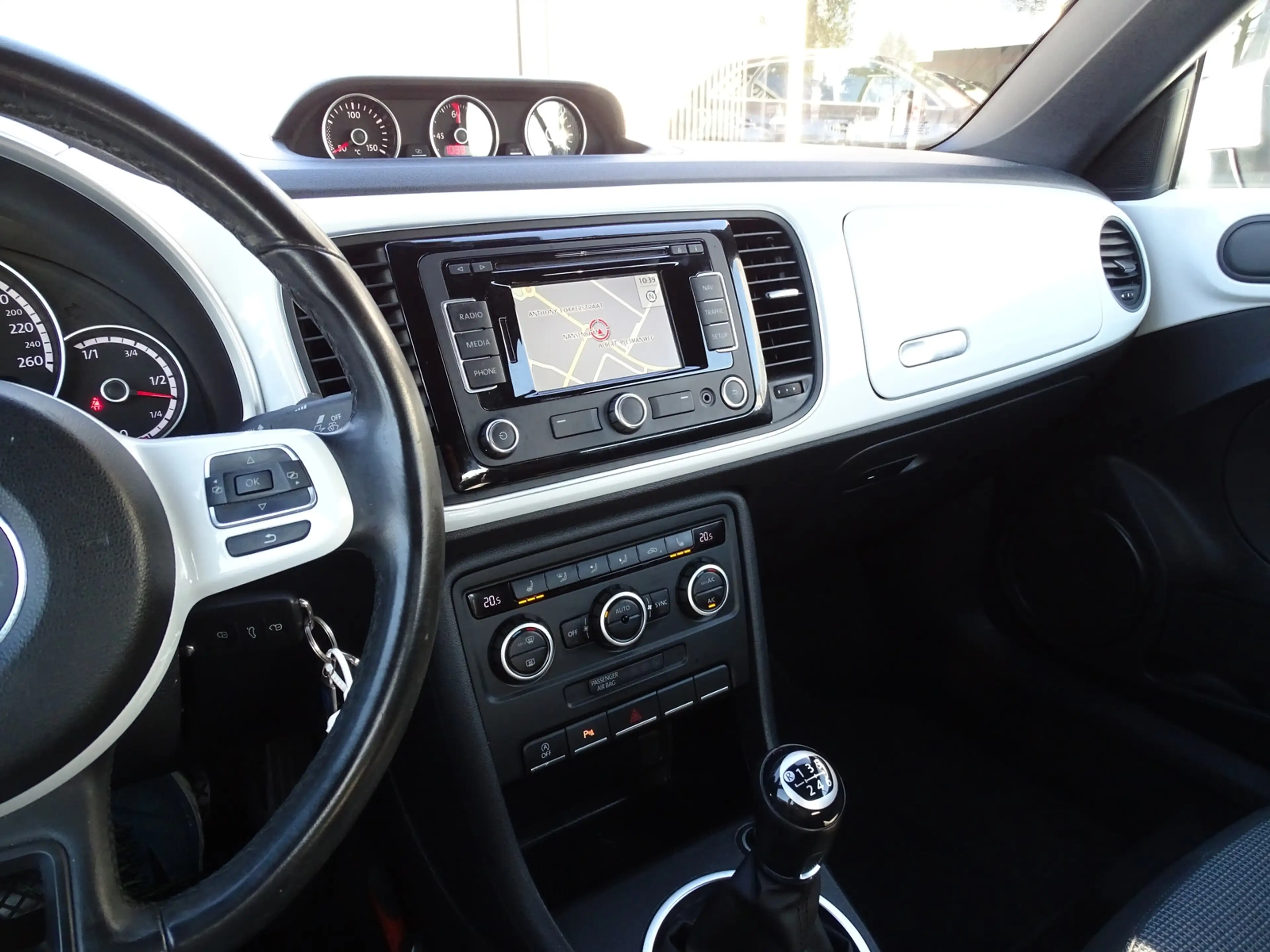 Volkswagen Beetle Cabriolet 1.2 TSI Design BlueMotion — photo 10