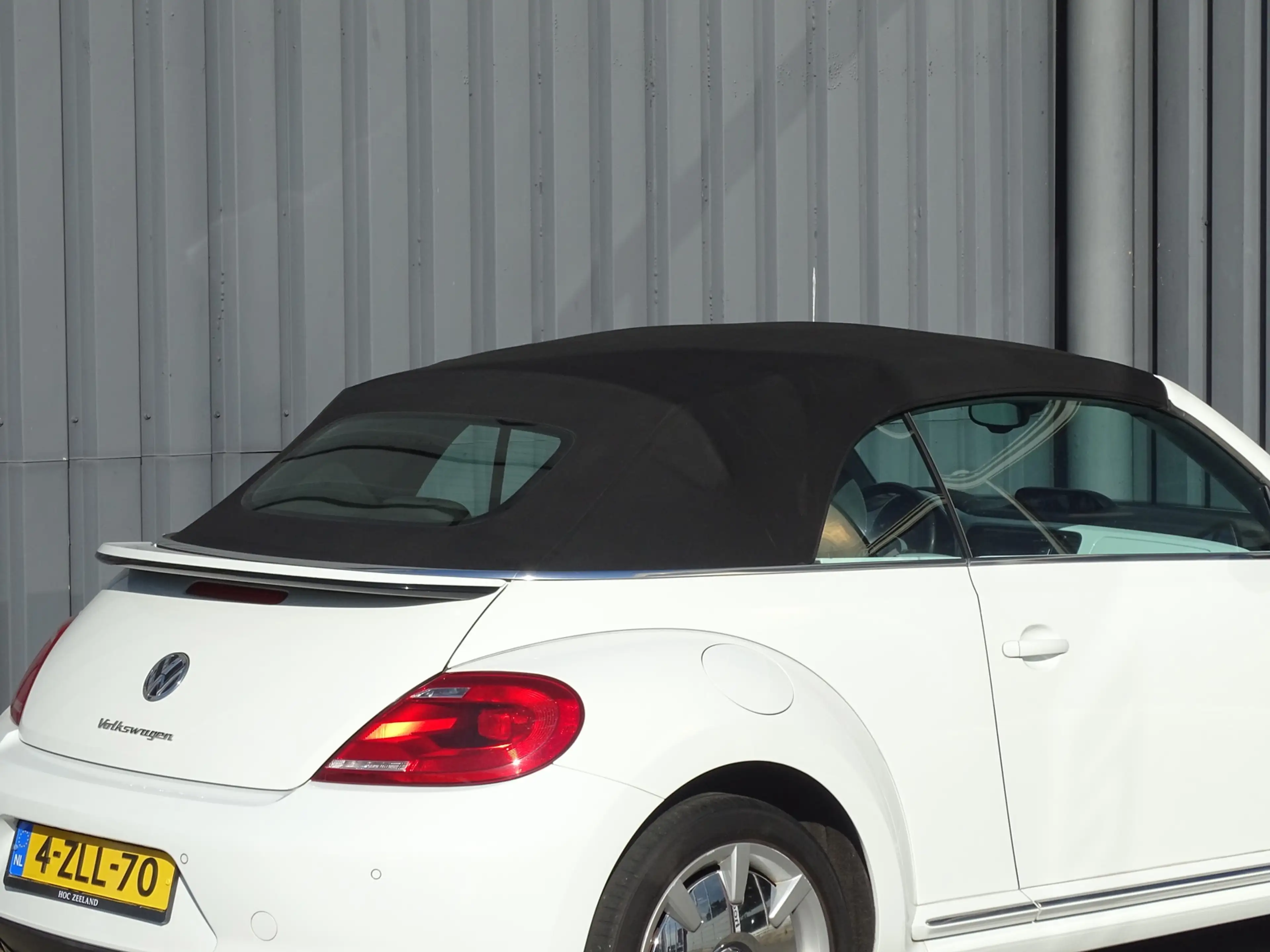 Volkswagen Beetle Cabriolet 1.2 TSI Design BlueMotion — photo 37