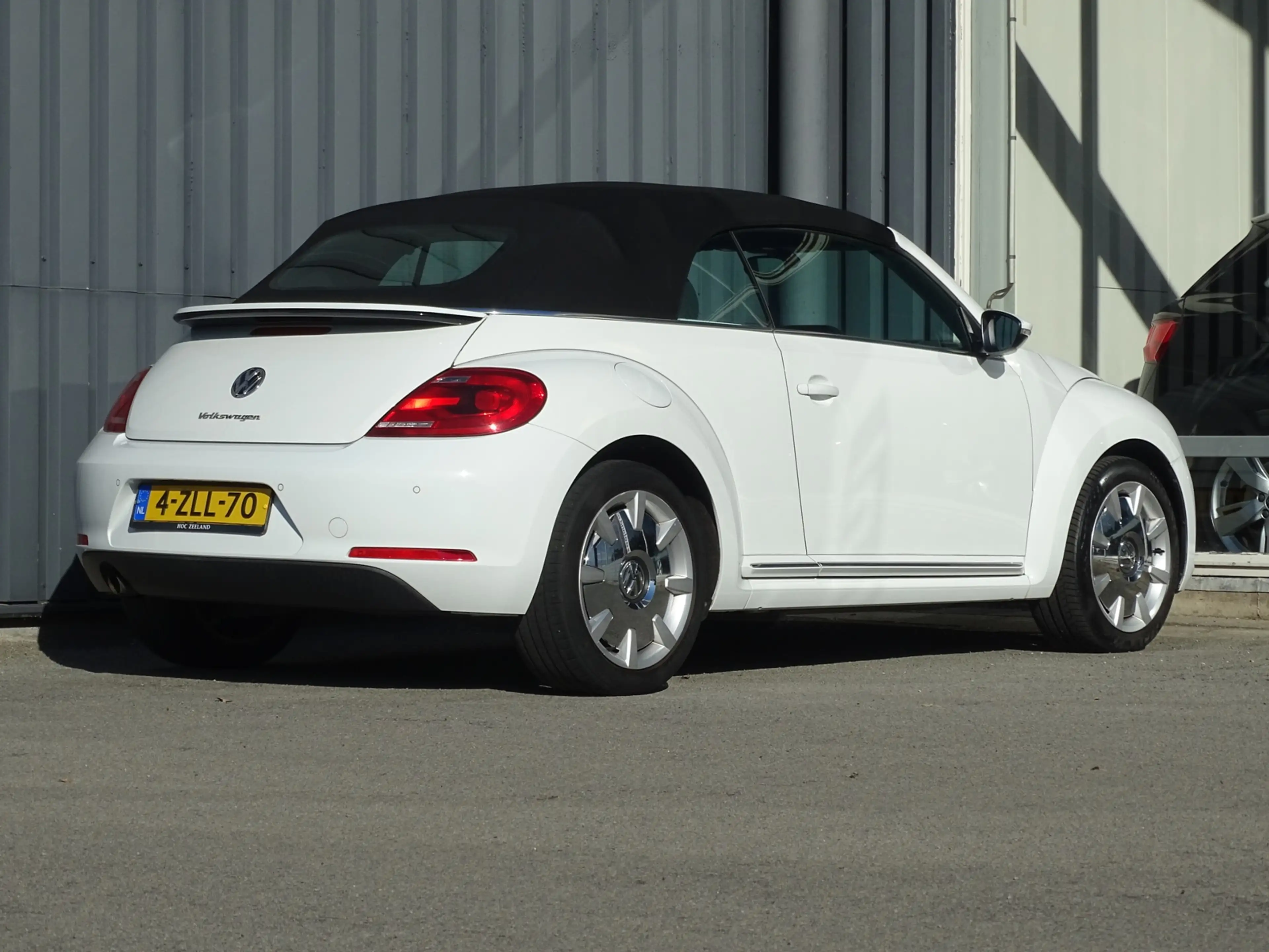 Volkswagen Beetle Cabriolet 1.2 TSI Design BlueMotion — photo 28