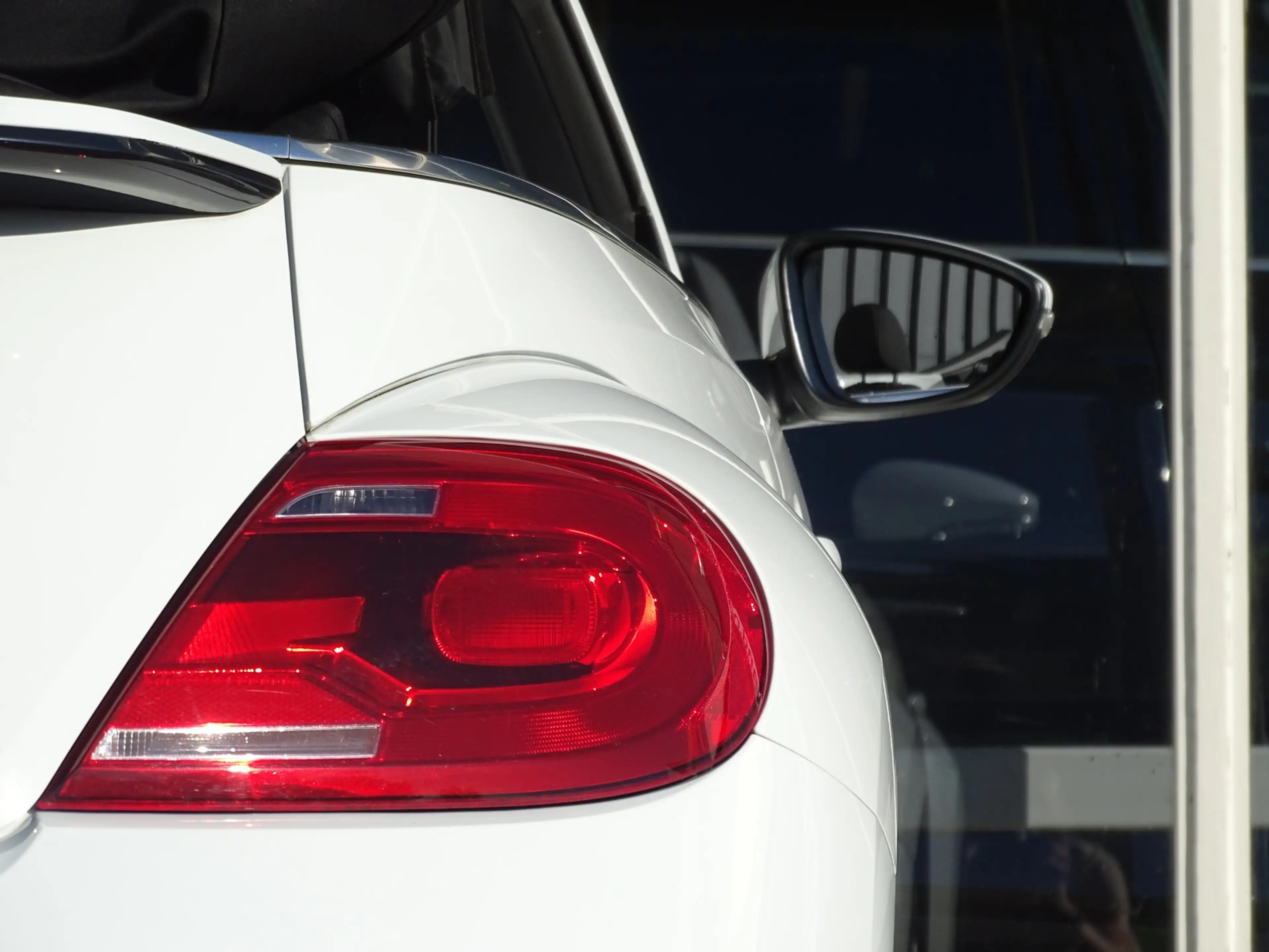 Volkswagen Beetle Cabriolet 1.2 TSI Design BlueMotion — photo 40