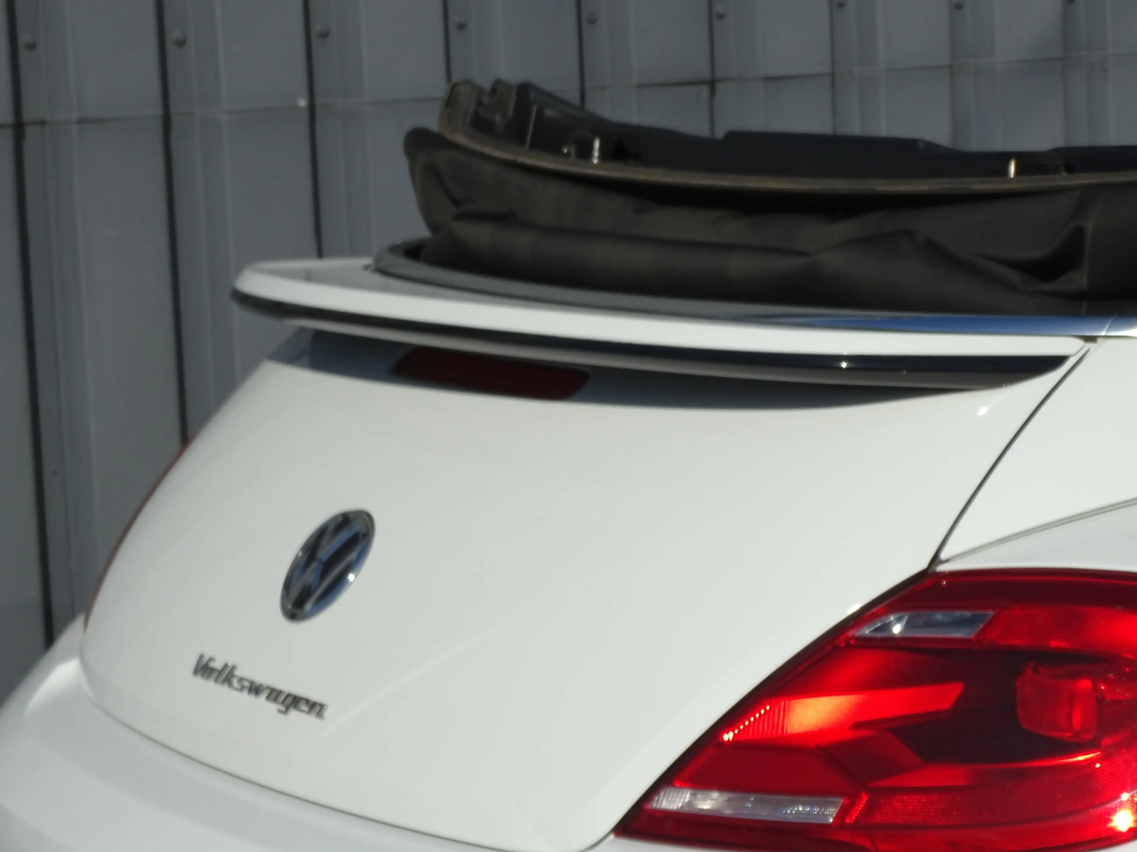 Volkswagen Beetle Cabriolet 1.2 TSI Design BlueMotion — photo 42