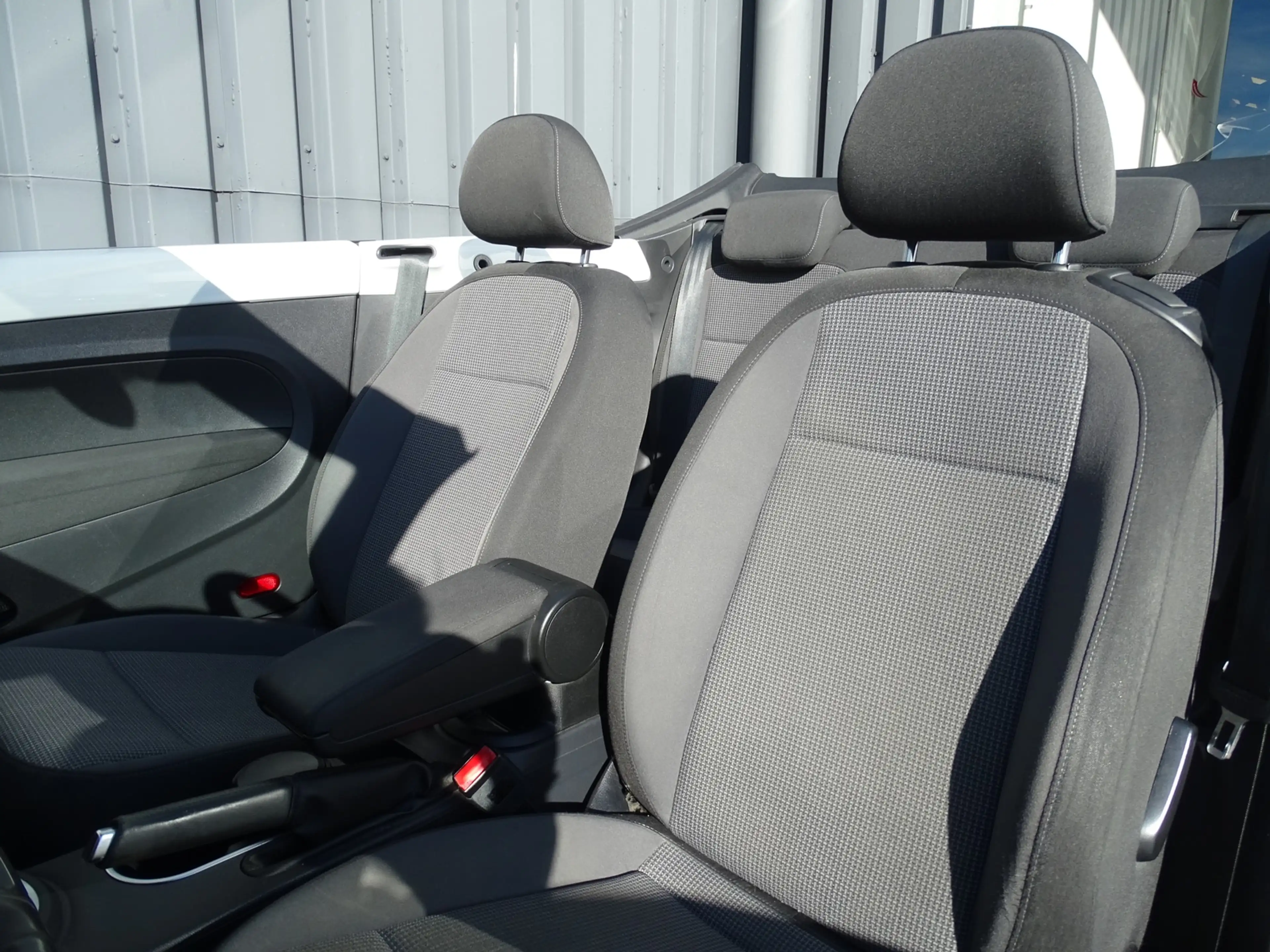 Volkswagen Beetle Cabriolet 1.2 TSI Design BlueMotion — photo 6