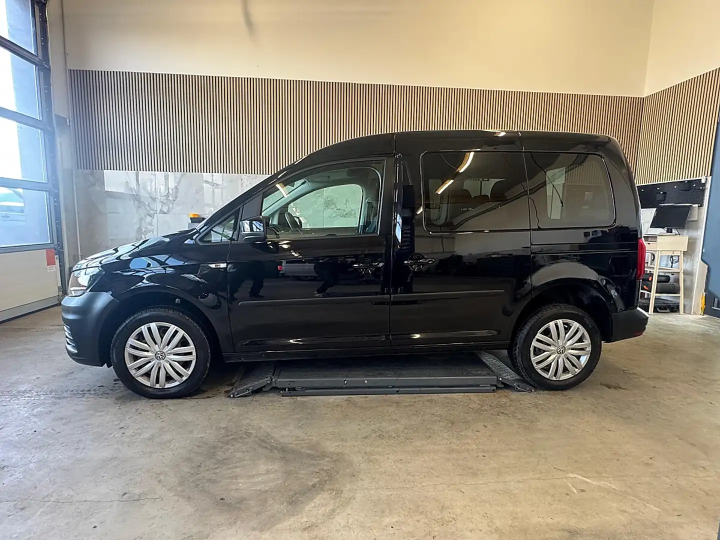 Volkswagen Caddy Kombi Trendline 2,0 TDI 4MOTION ÖAMTC, FrontAss... Schwarz - 2