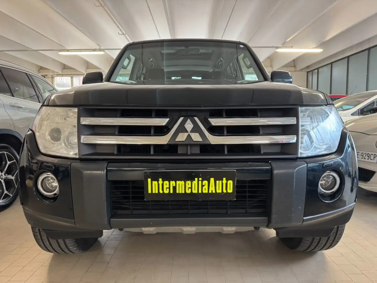 Mitsubishi Pajero 3.2 DI-D 16V aut. 7p. Instyle UniProp. Verde - 2