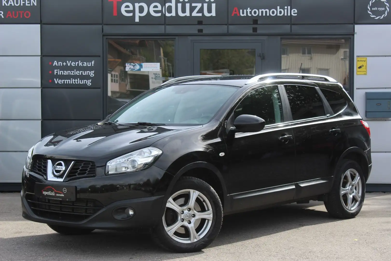 Nissan Qashqai+2 4x4*7-SITZER*PANO*NAVI*AHK*KLIMAAUTOMA Zwart - 1