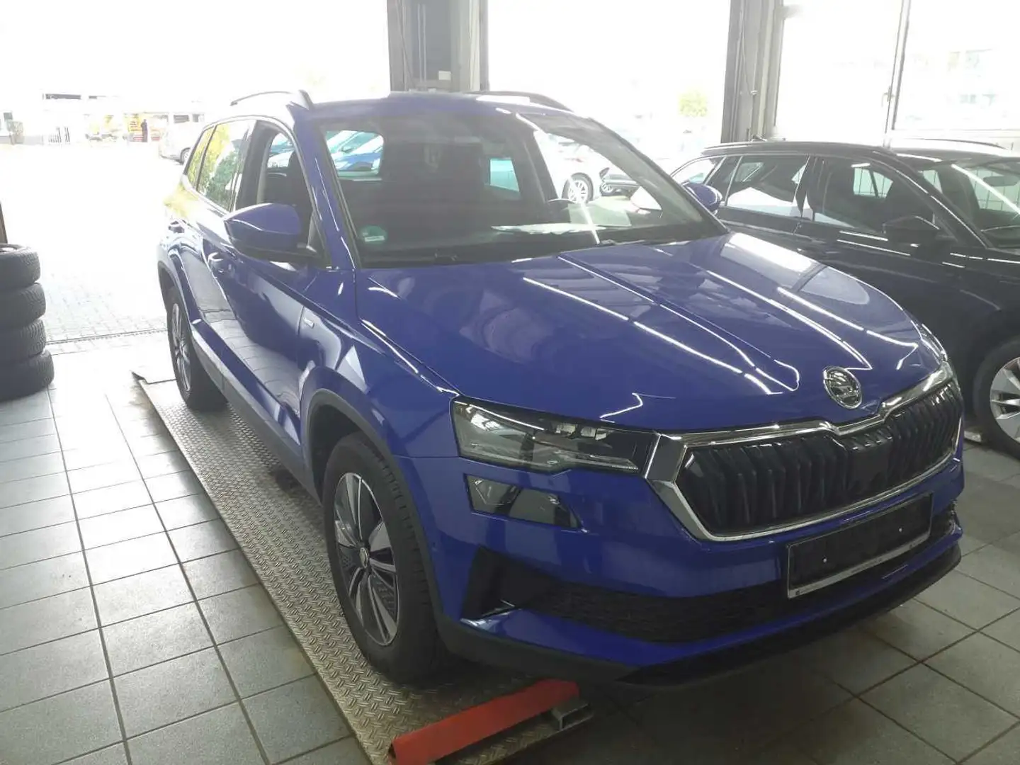 Skoda Karoq 2.0 TDI DSG 4x4 Tour*NAVI*AHK*STHZ*VARIOFL Blau - 2