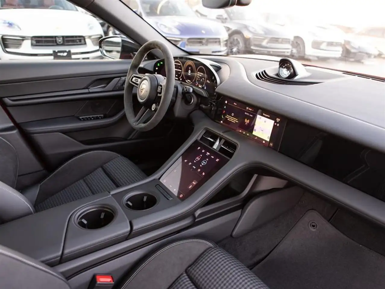 Porsche Taycan снимка Porsche Taycan