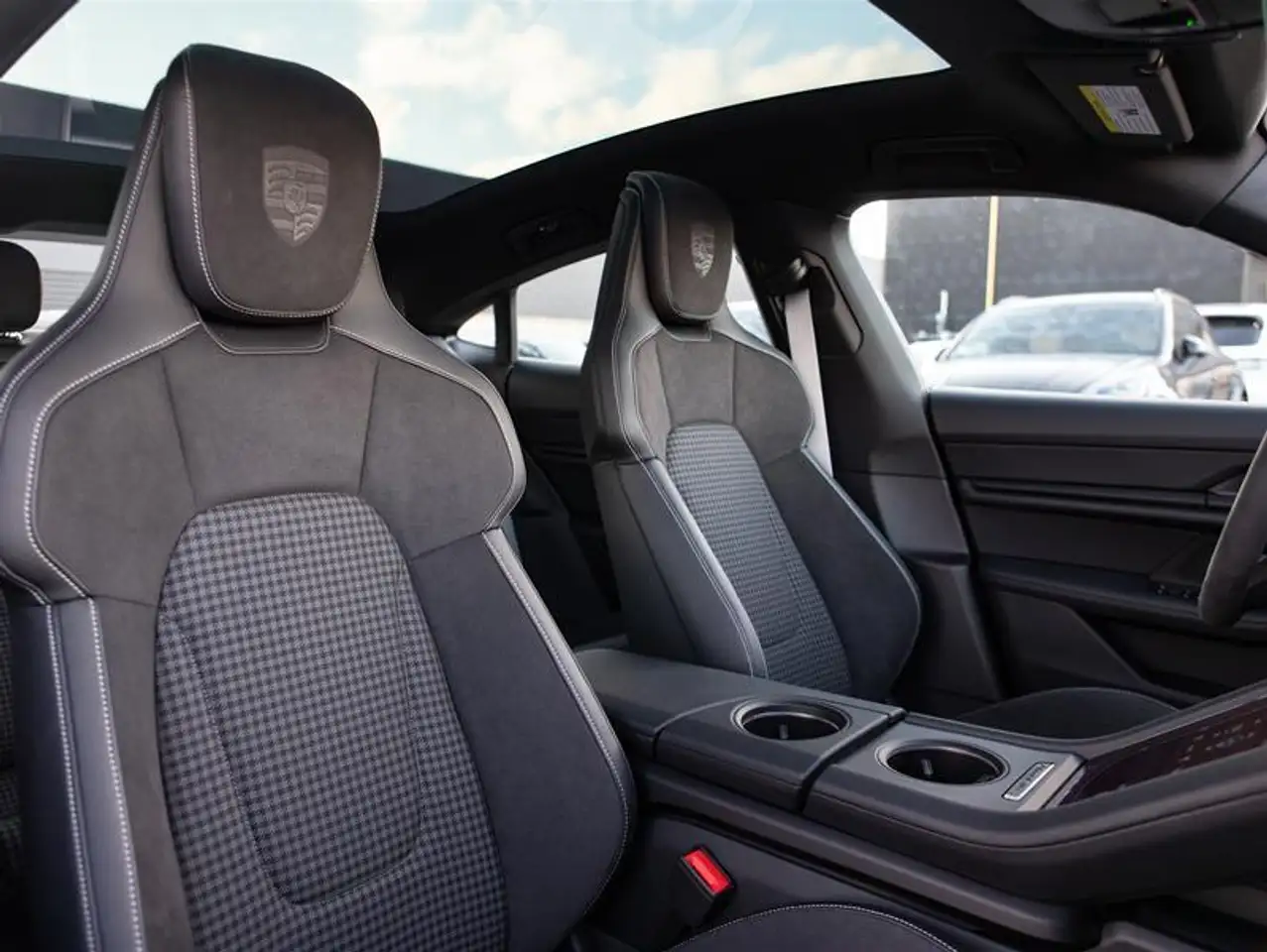 Porsche Taycan снимка Porsche Taycan